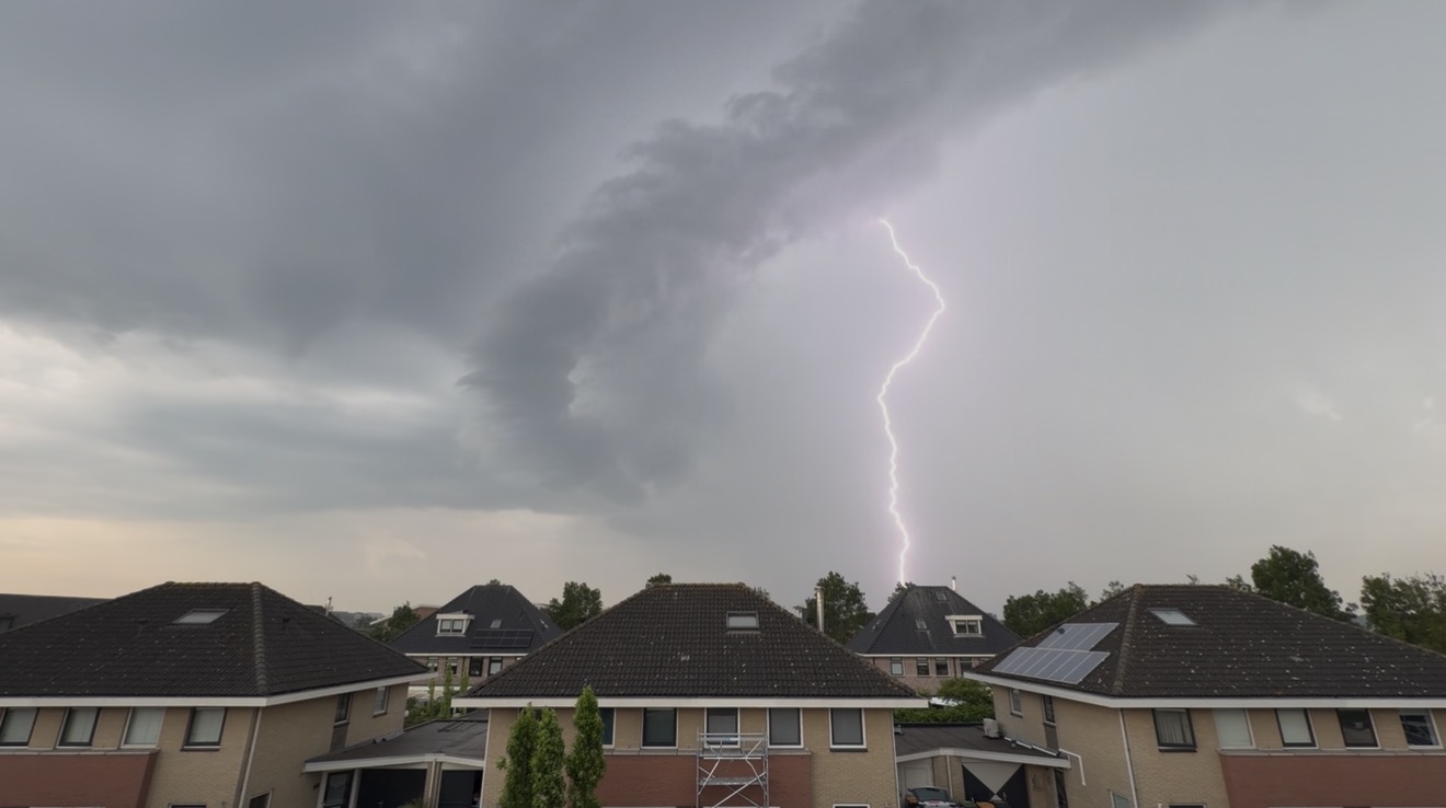 Zien: stevige onweersbuien trekken over Nederland!