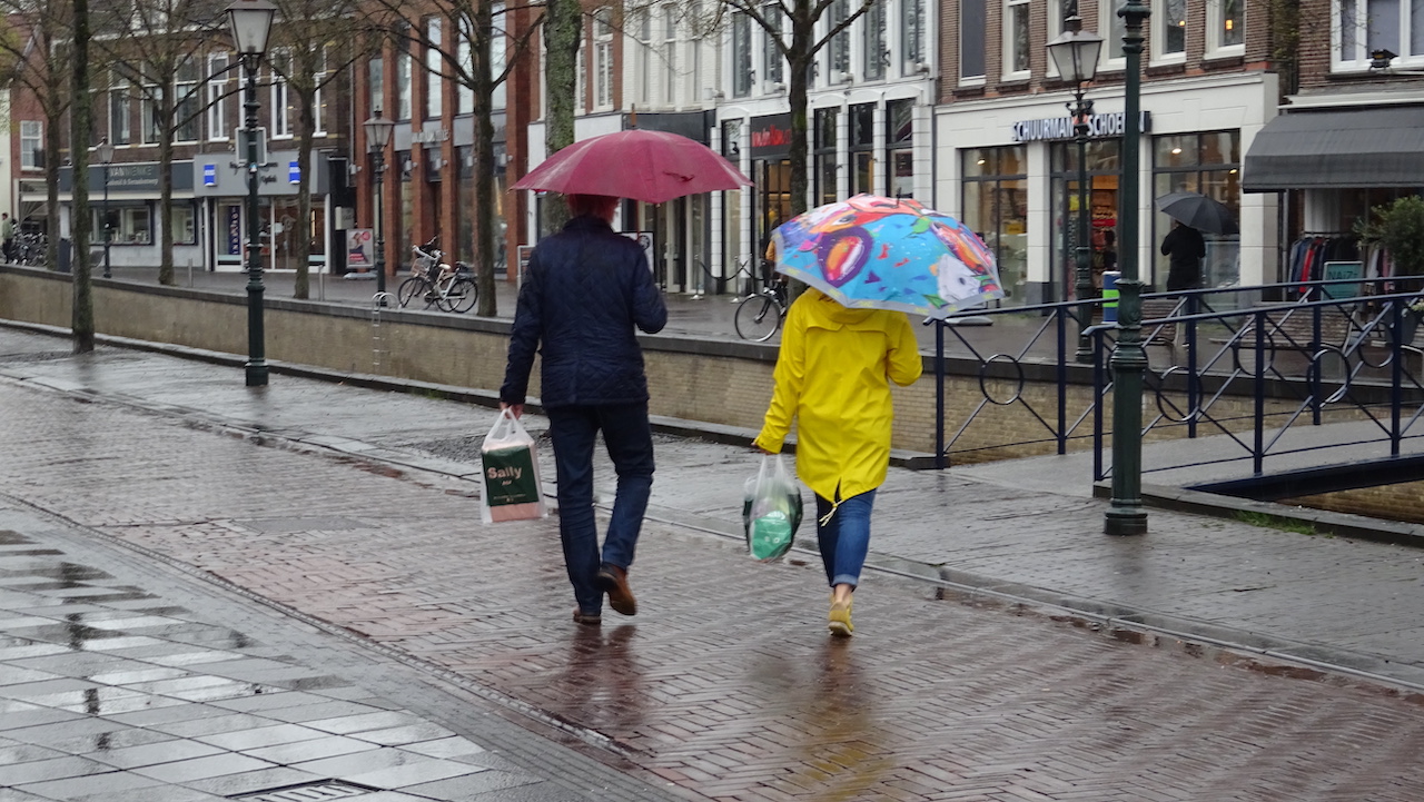 Met de paraplu in de regen. Foto: Albert Thibaudier.
