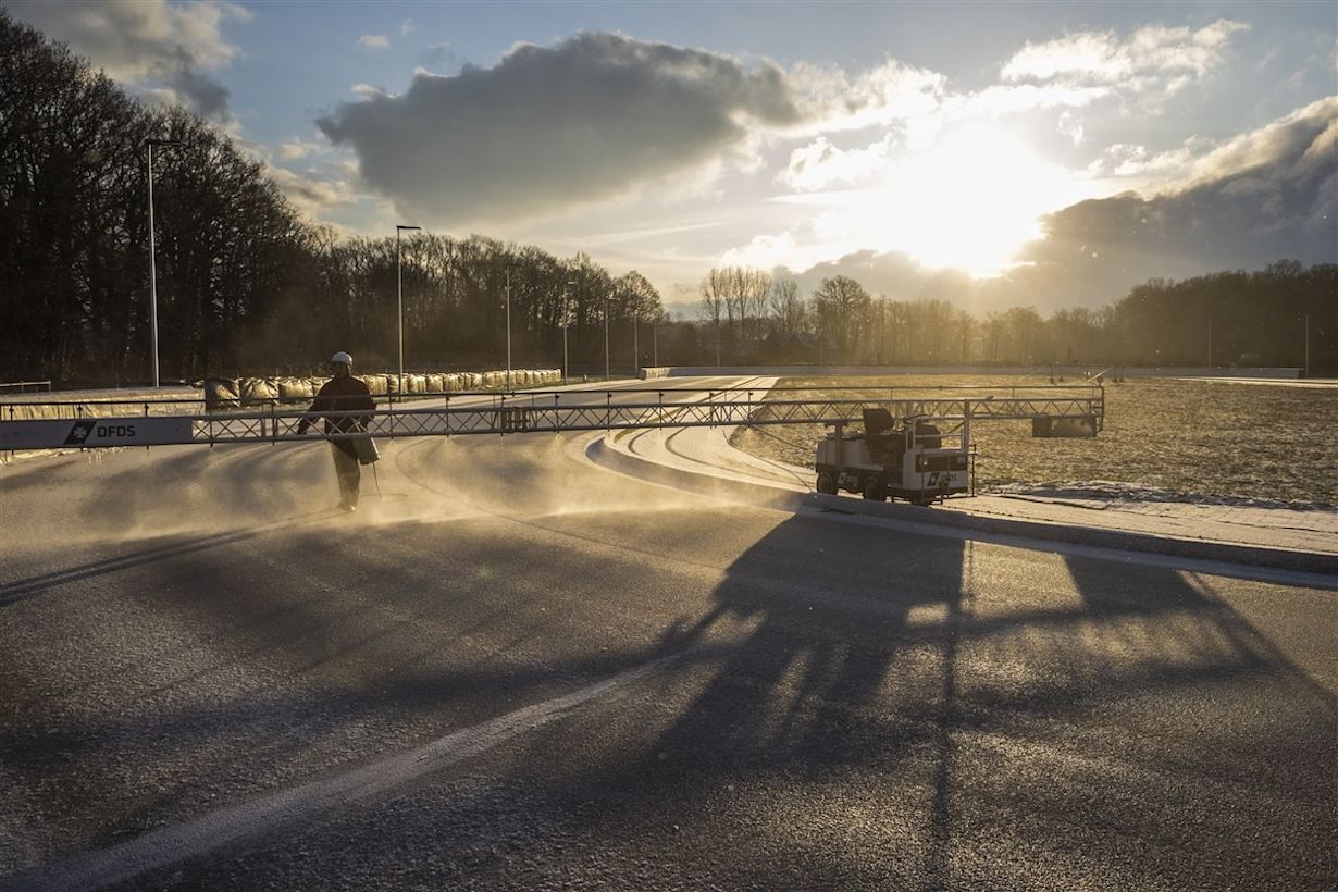 Een sproeiwagen die zorgt voor de groei van de ijsvloer op de ijsbaan van de Winterswijkse IJsclub. Foto: ANP / VINCENT JANNINK