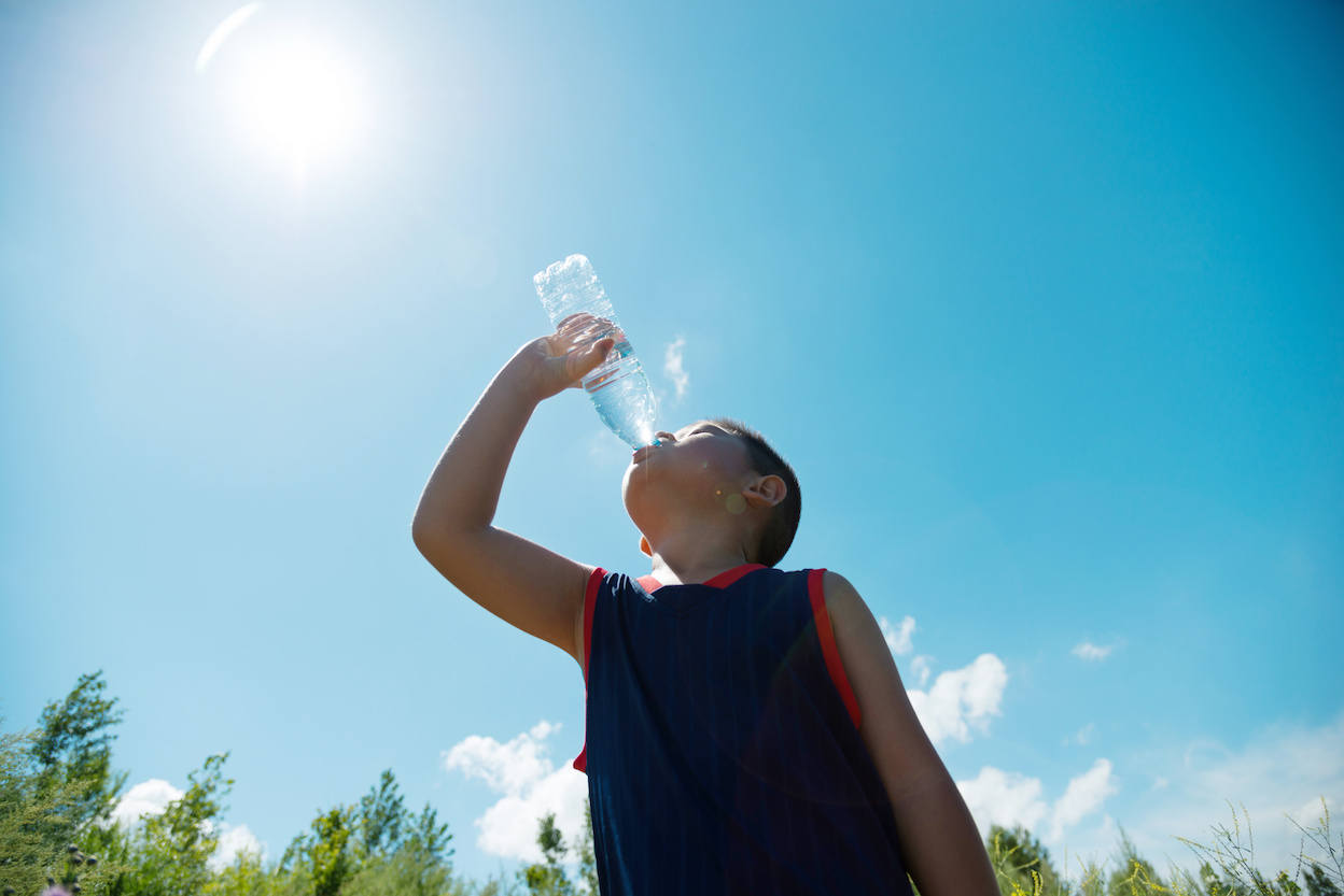 Genoeg water drinken tijdens extreme hitte is zeker aan te raden. Foto: AdobeStock / xy