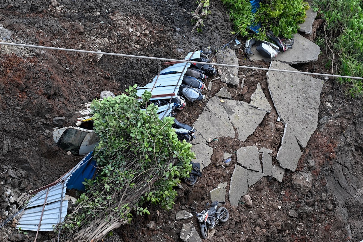Beschadigde voertuigen op een plek van een aardverschuiving. Foto: ANP / Punit PARANJPE 