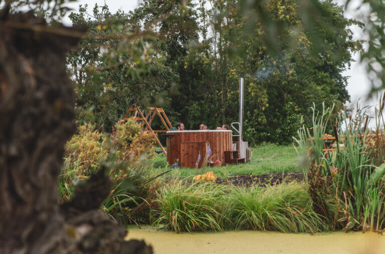 Hottub in grote achtertuin kan ook bij minder weer