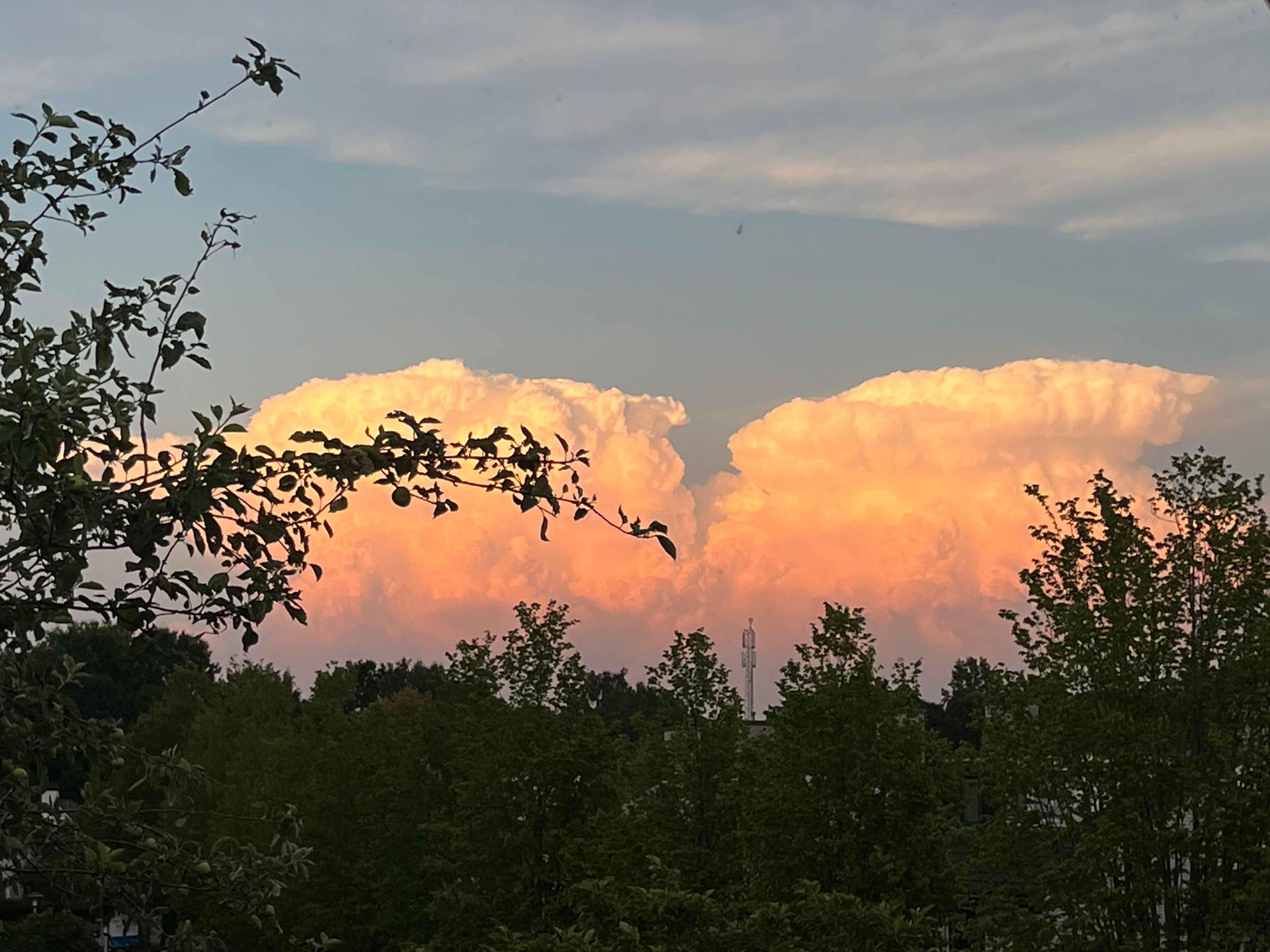 Prachtige wolken zichtbaar vanuit Nederland. Foto: R. Peijs, Oirschot.