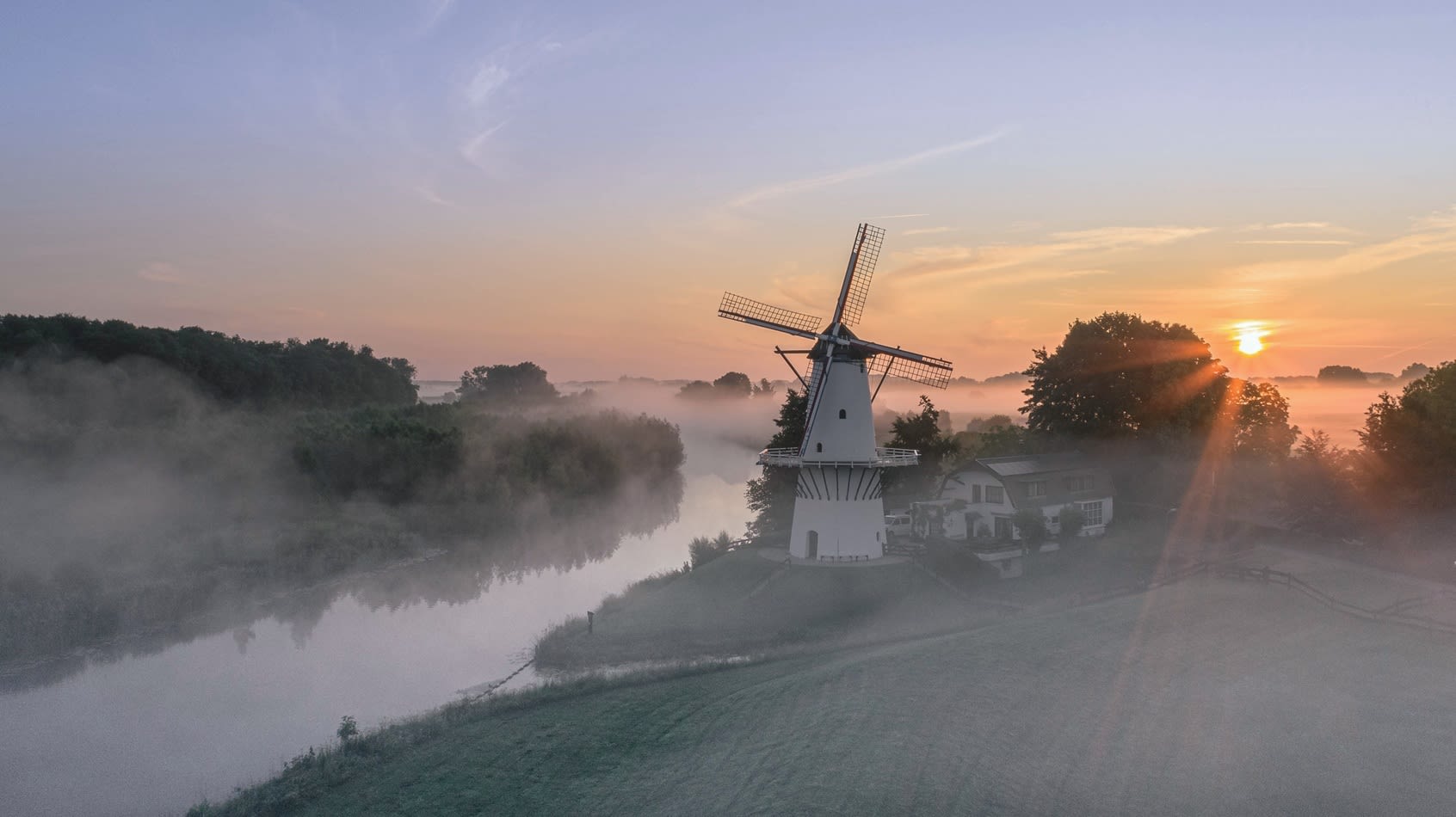 Mist in de vroege ochtend zorgt voor idyllische taferelen. Foto: Ronald Verwijs.