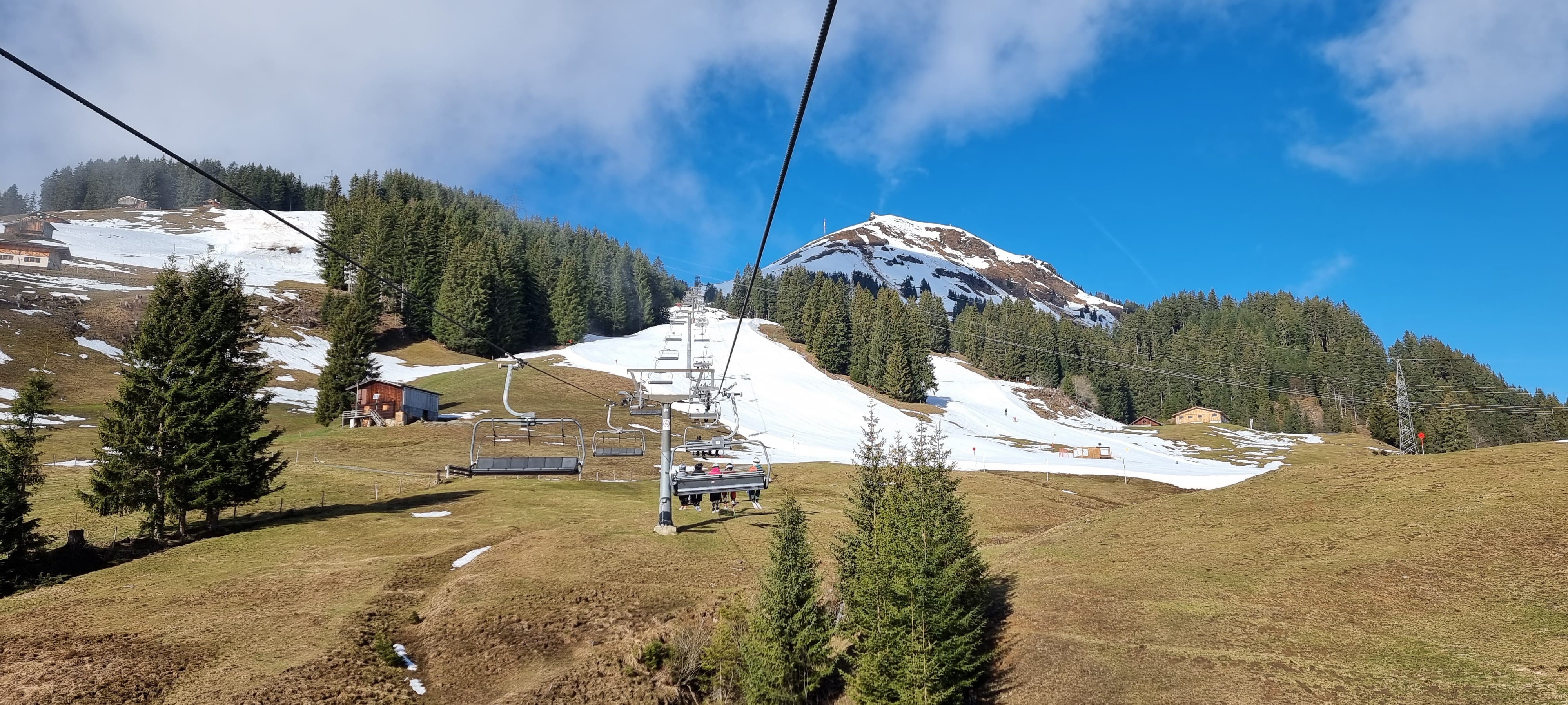 Ook in Brixen im Thale is het in het dal weinig sneeuw te zien. Foto: Jeroen Elferink