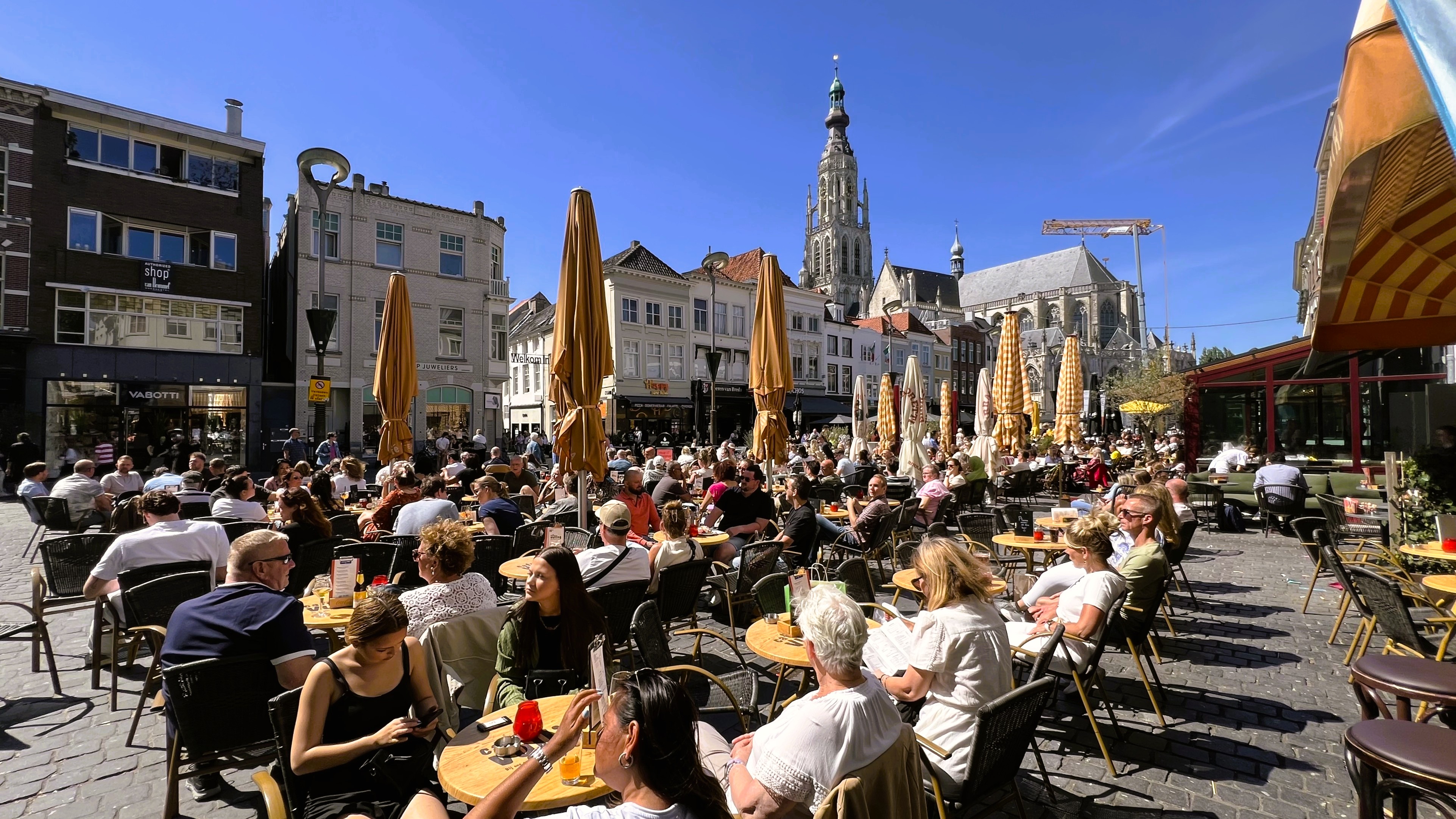 Drukte op het terras in Breda. Foto: Henk Voermans