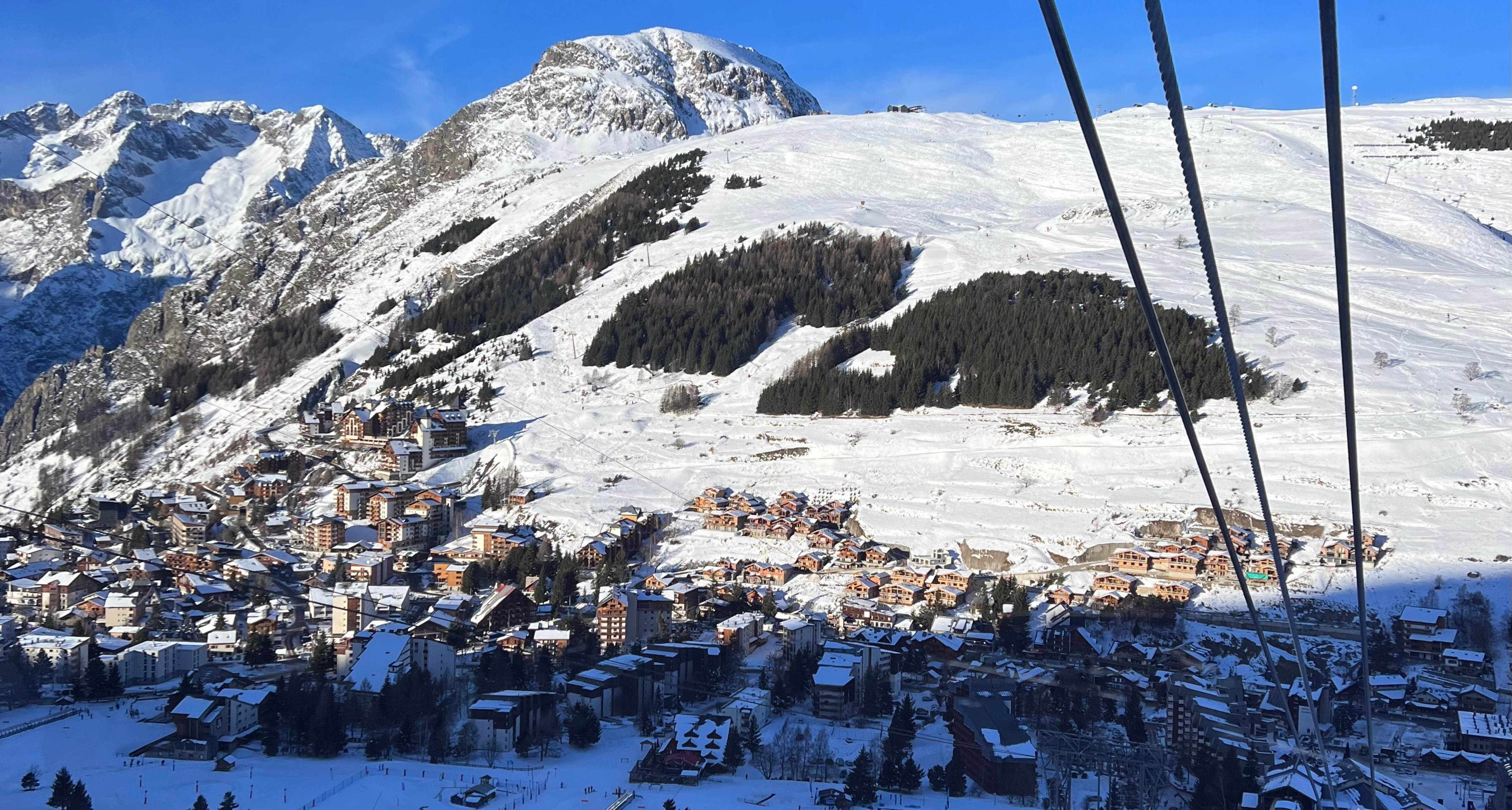 Adembenemend uitzicht op Les Deux Alpes vanuit de Jandri-lift. Foto: Sunweb.