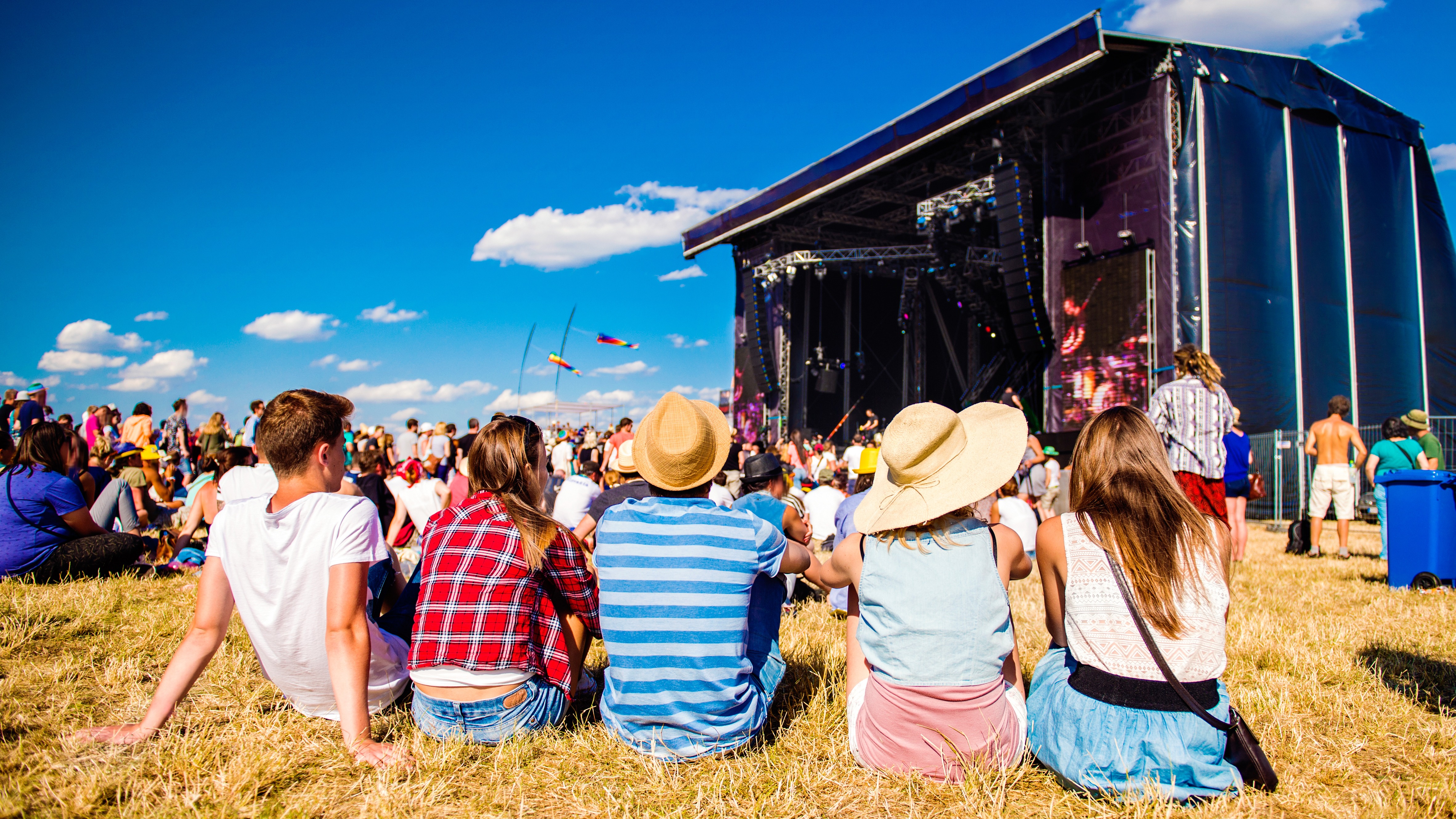 Is tijdens Lowlands ook zo vaak een blauwe lucht te zien? Foto: Adobe Stock / Halfpoint
