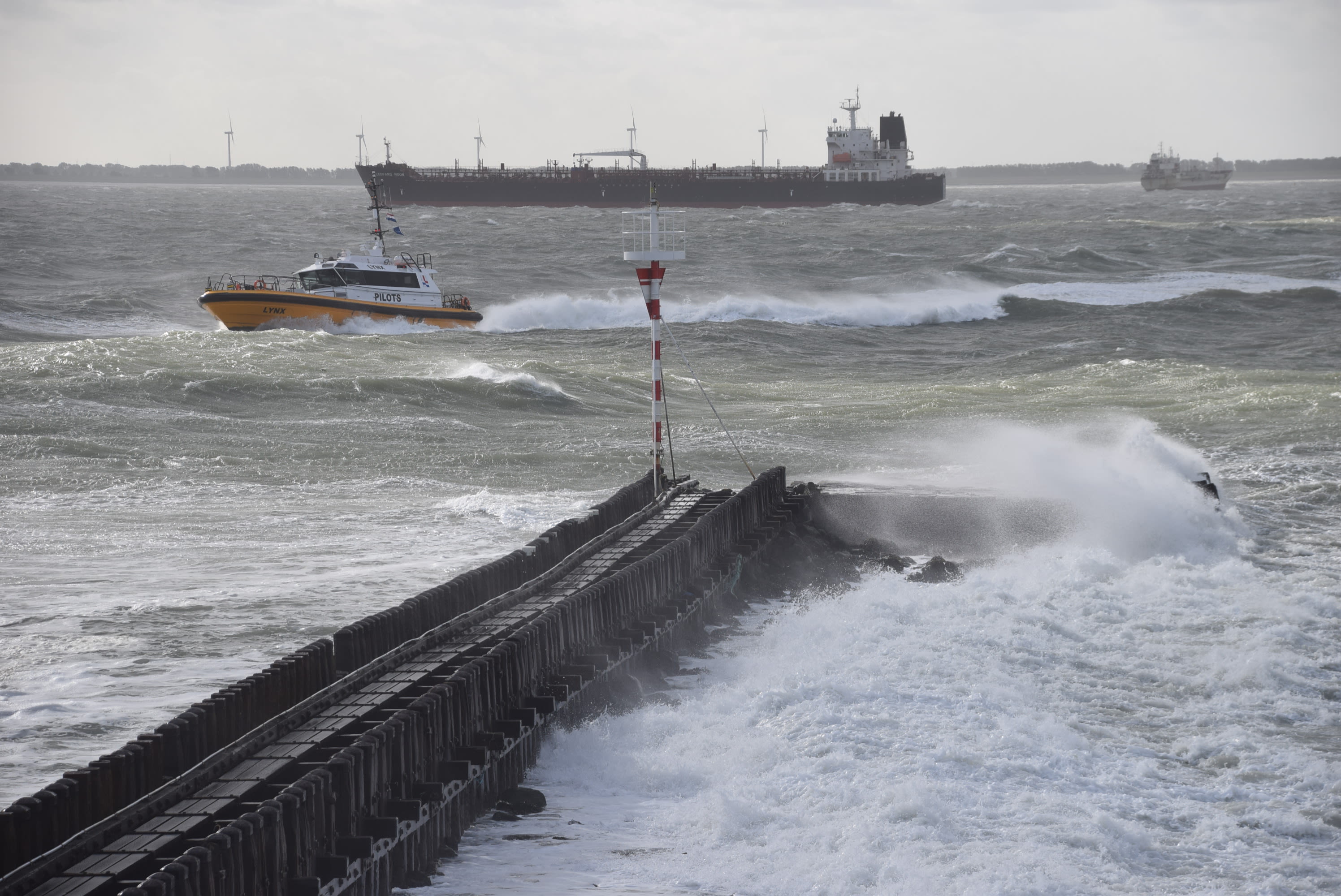 Storm op de Westerschelde veroorzaakt een ruige zee voor de schepen