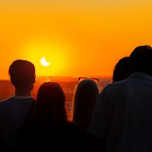 Is de zonsverduistering woensdagavond te zien?