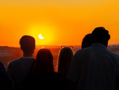 Is de zonsverduistering woensdagavond te zien?