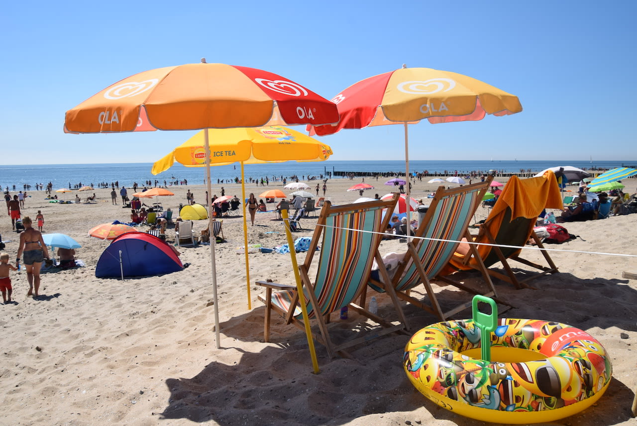 Ook onder een parasol moet je alsnog zonnebrandcrème gebruiken. De zonnestralen reflecteren namelijk op het zeewater en de zandkorrels en je kan alsnog verbranden. Foto: Anne-Marie van Iersel.
