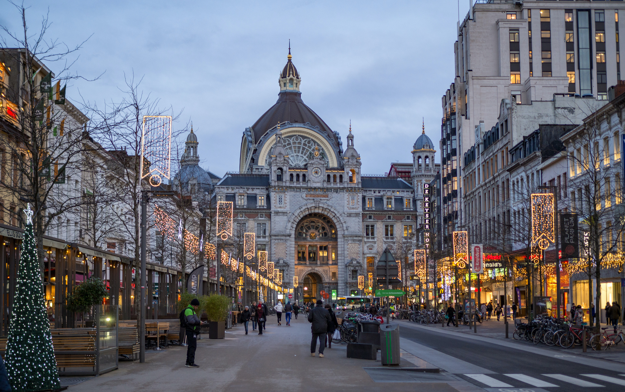 Sombere en zachte dag rond kerst in Antwerpen. Foto: Adobe Stock / ikmerc.