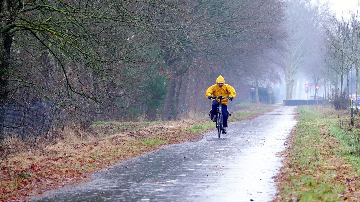 In de nieuwe week kan de regenponcho weer uit de kast gehaald worden. Foto: Ben Saanen