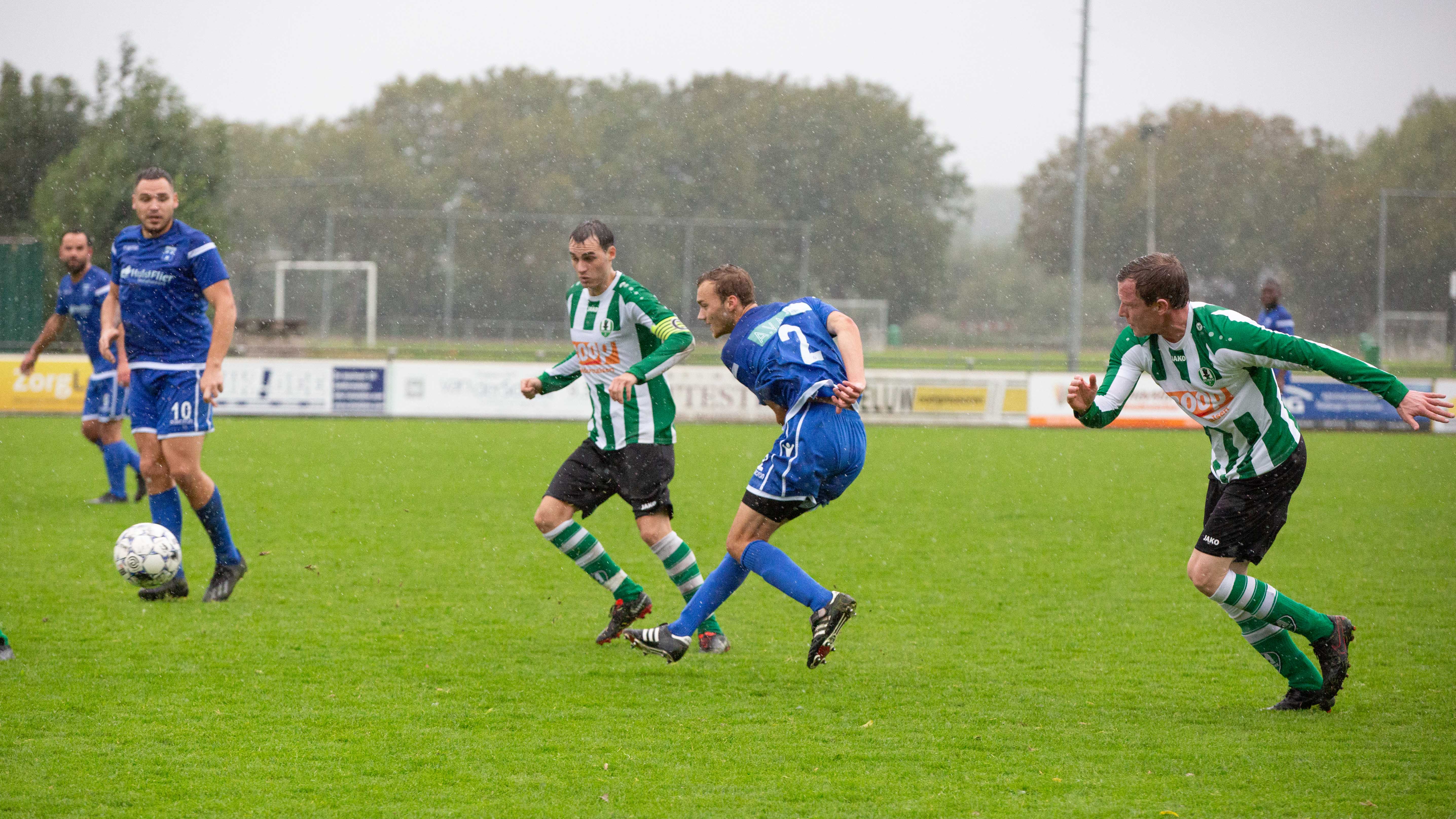 Voetballen op een nat veld. Foto: Ab Donker
