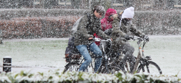 Fietsen door (natte) sneeuw Foto: Martin Vye