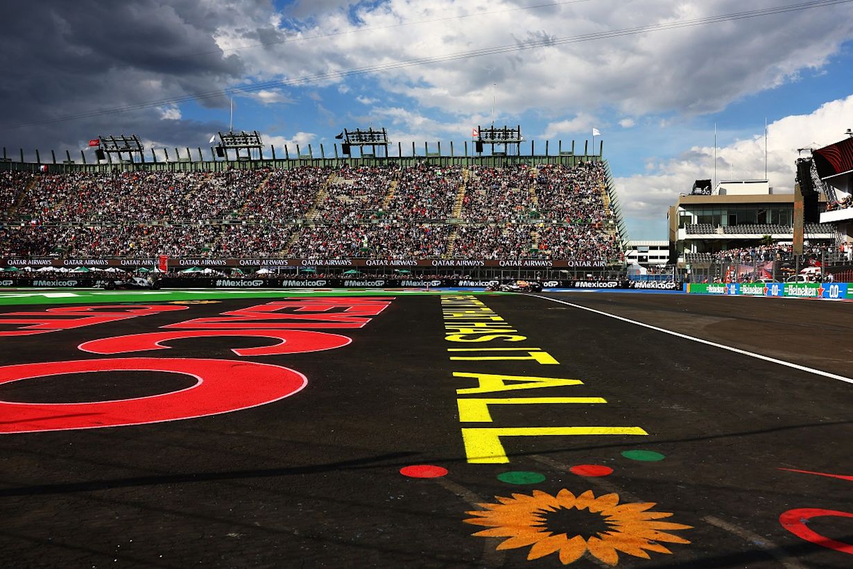 Donkere wolken trekken weg, dit weekend schijnt de zon flink in Mexico. Foto: Redbullcontentpool.com / Mark Thompson / Getty Images