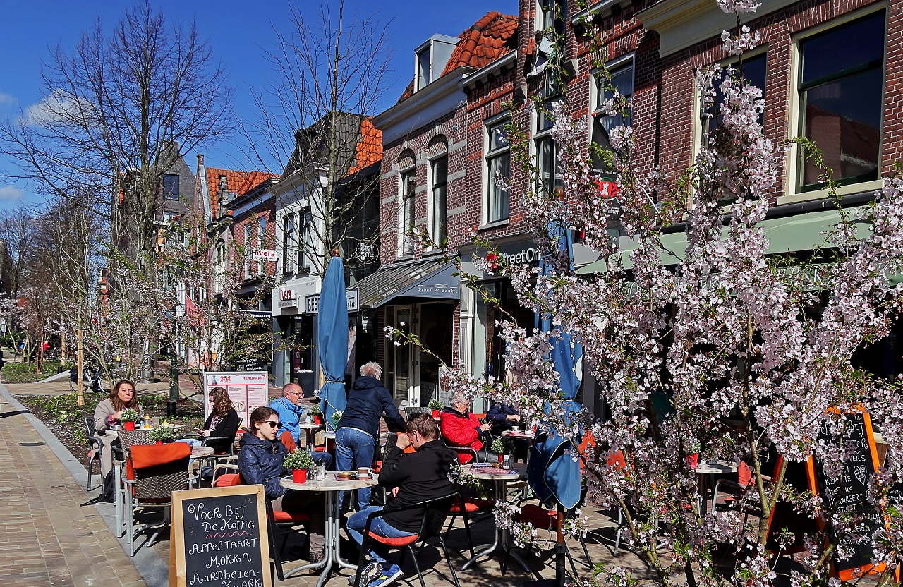 Er kon al worden genoten op het terras. Foto: Henk Groenewoud