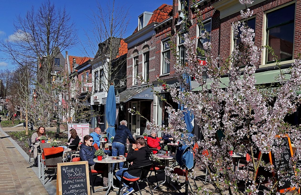 Er kon al worden genoten op het terras. Foto: Henk Groenewoud