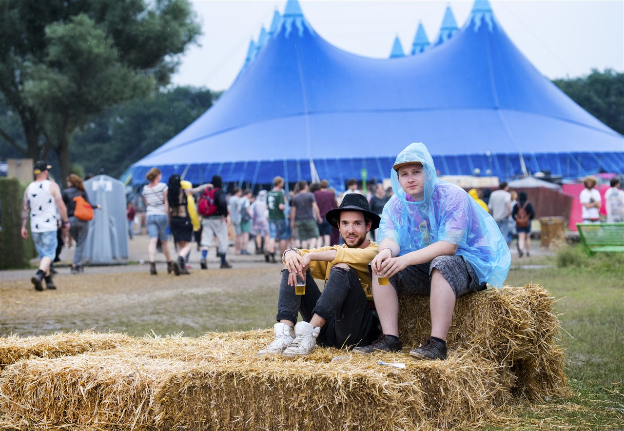 Festivalgangers in de regen tijdens Down The Rabbit Hole. Bron: ANP / Kippa / Piroschka van de Wouw