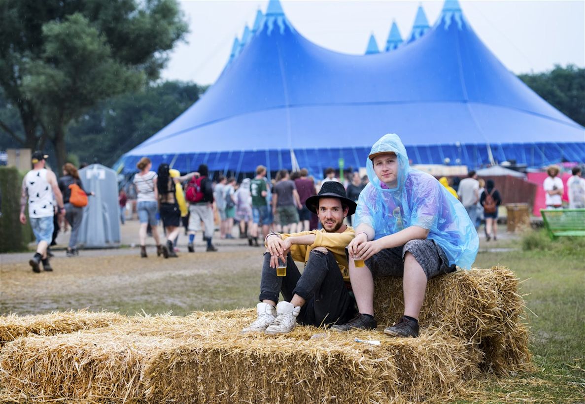 Festivalgangers in de regen tijdens Down The Rabbit Hole. Bron: ANP / Kippa / Piroschka van de Wouw