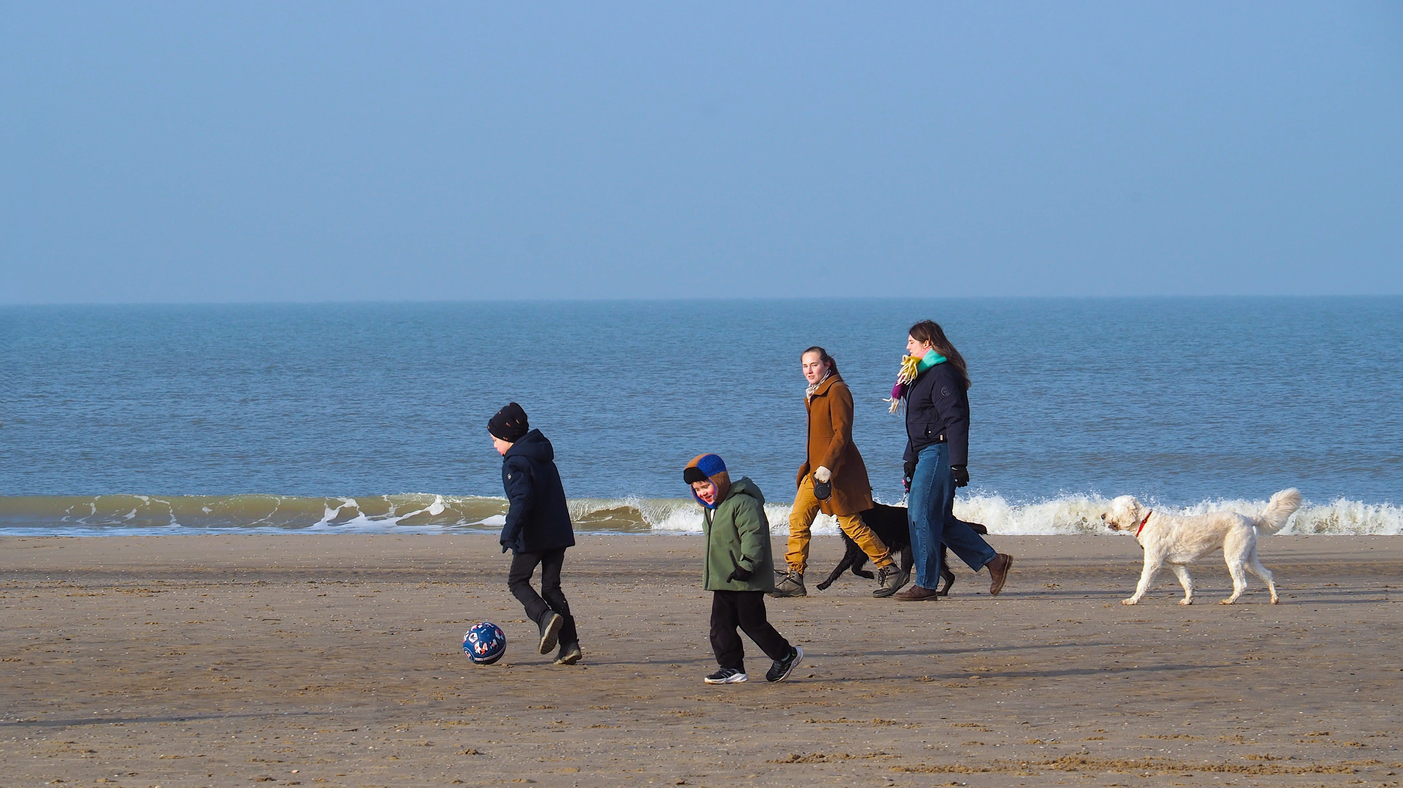 Een dagje uitwaaien op het strand. Foto: Nellie Bartels