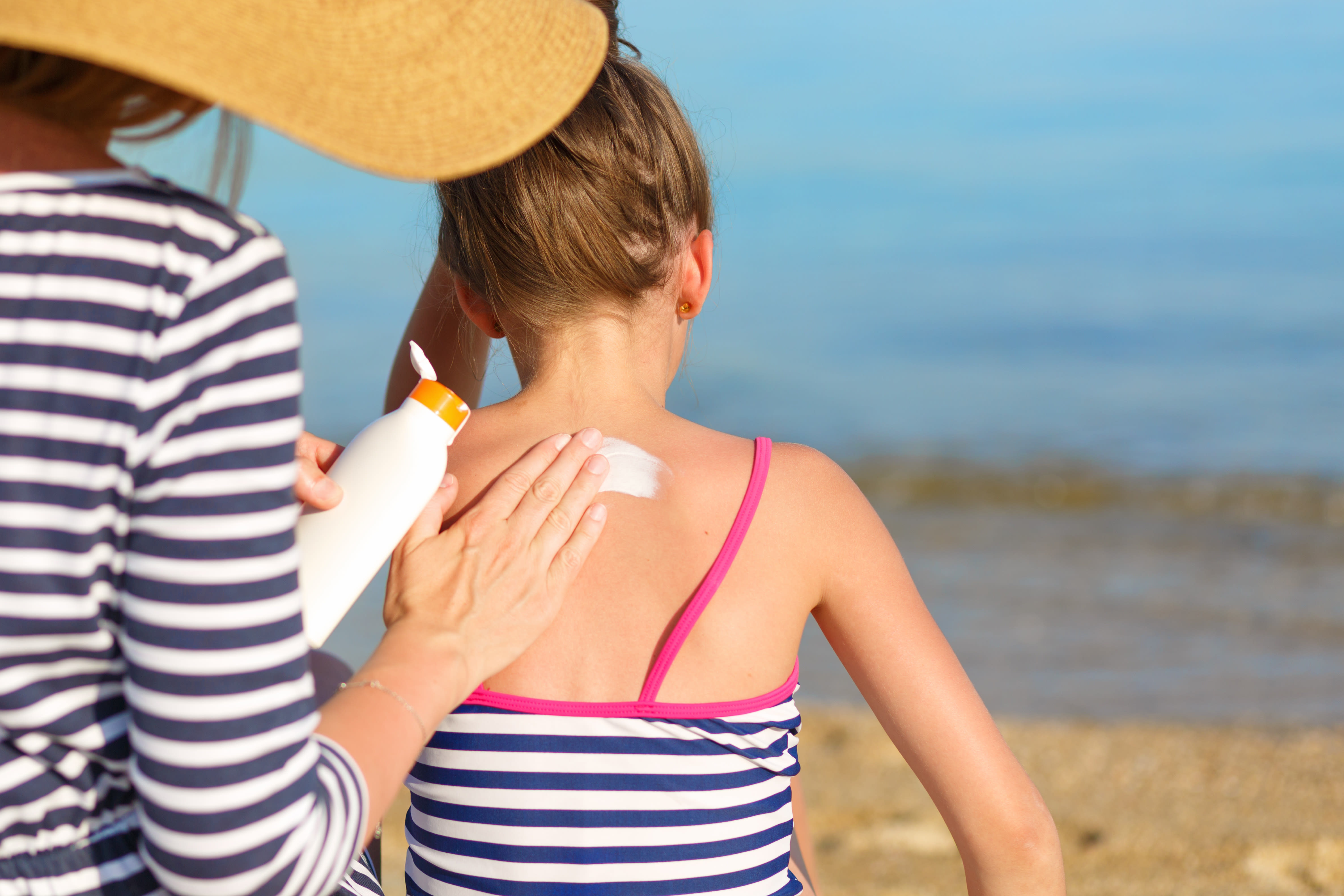 Zonnebrandcrème op het strand. Foto: Adobe Stock / cherryandbees