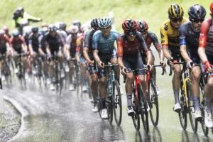 Ronde van Zwitserland start met veel stevige buien