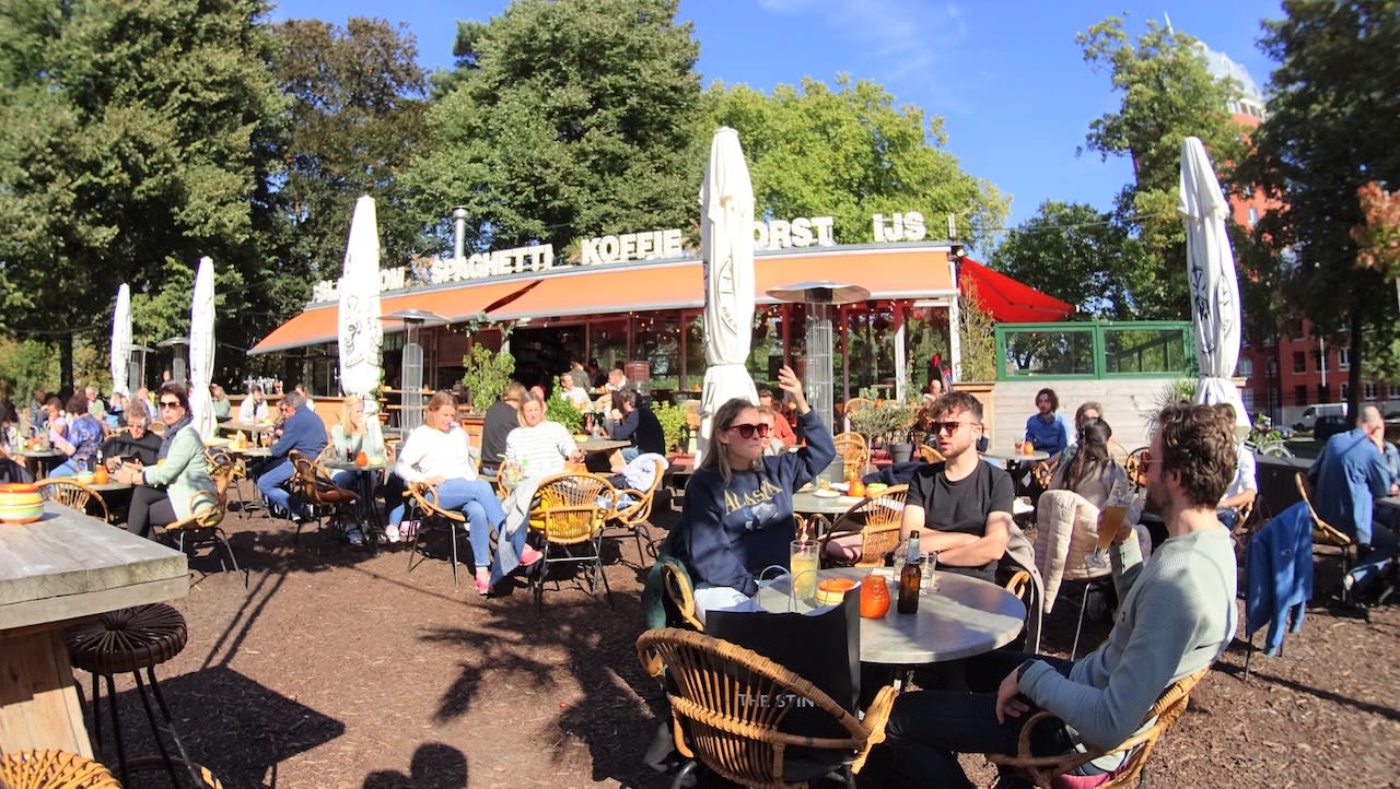 Nazomeren op het terras. Foto: Paul Hermans