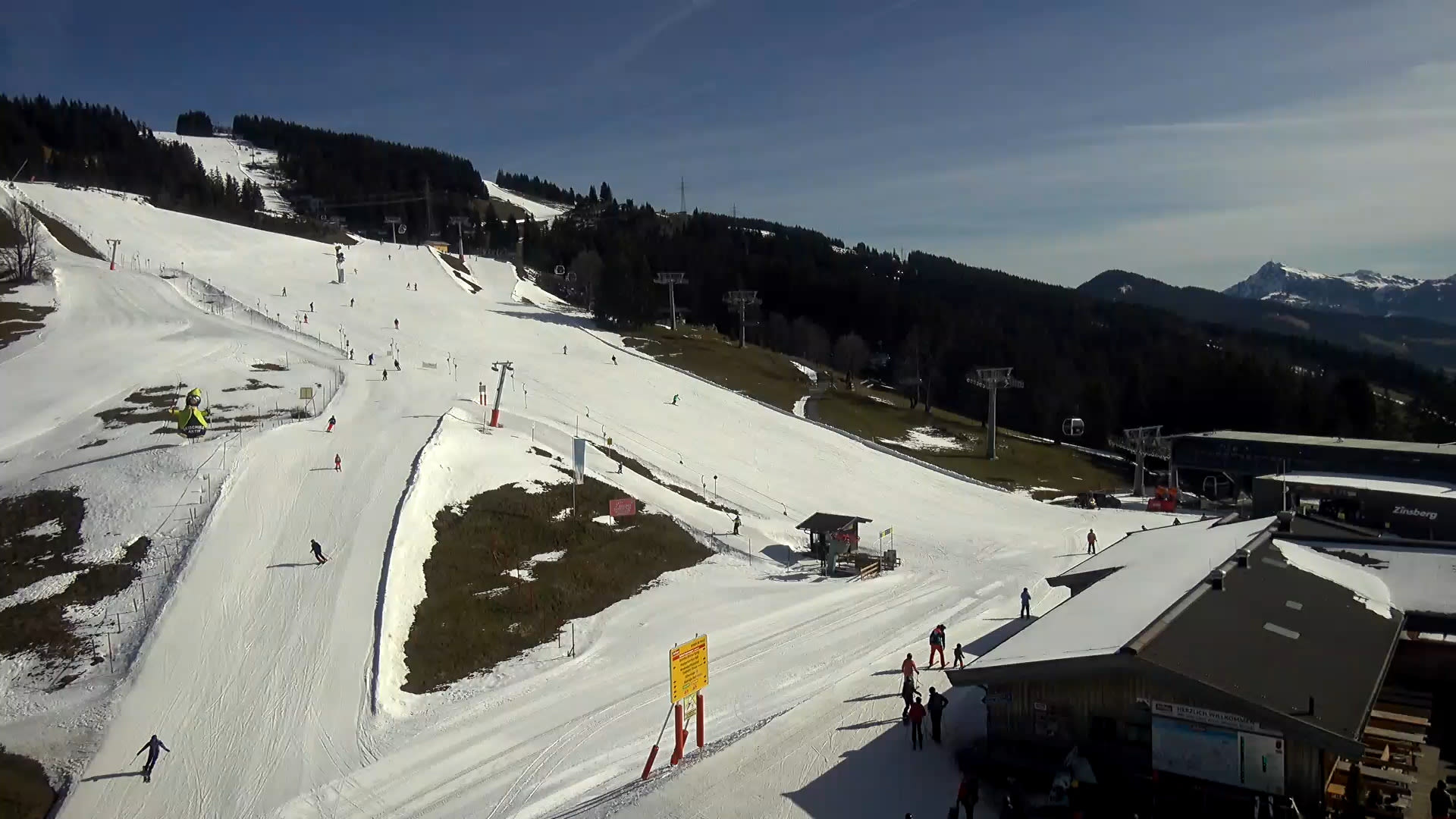 Op de pistes ligt nog sneeuw in Brixen im Thale (Oostenrijk) op vrijdagochtend. Beeld: Feratel