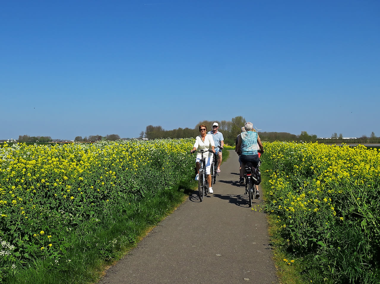 Soms is het al heerlijk fietsweer in april. Foto: Henk Groenewoud