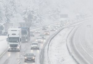 Hevige sneeuwval zorgt voor overlast in Oostenrijk 