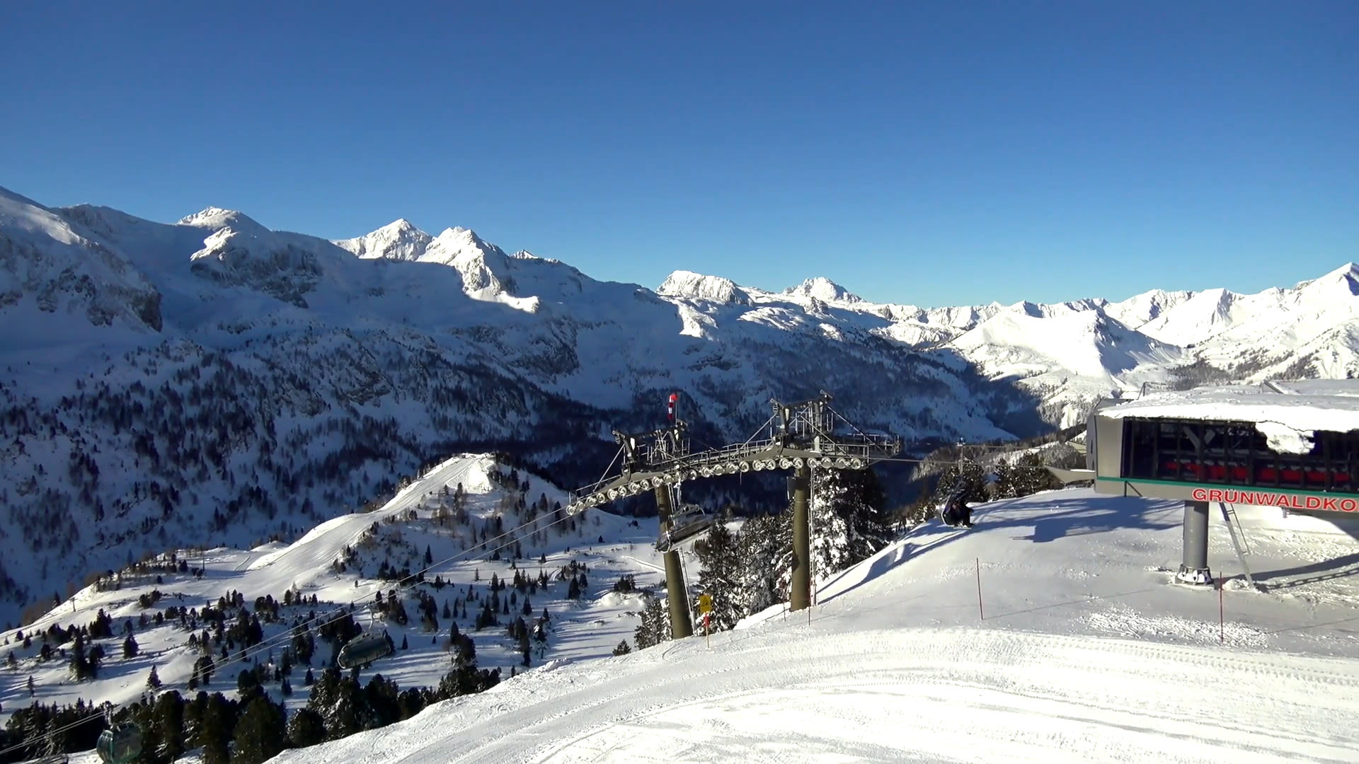 Een strakblauwe lucht op dinsdagochtend in het Oostenrijkse Obertauern. Beeld: Feratel