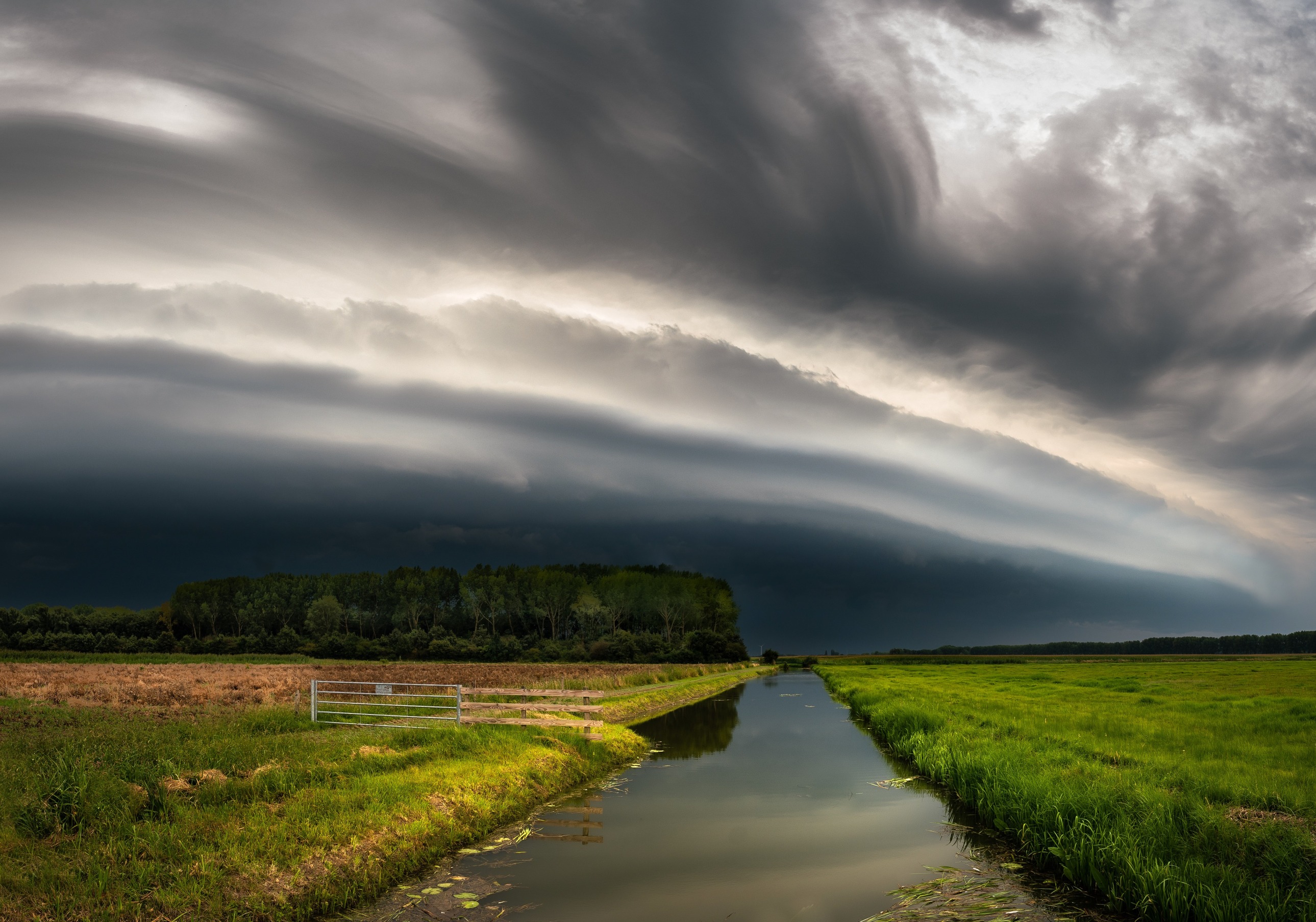 Stevig onweer na een tropische zomerdag. Foto: Wouter van Bernebeek