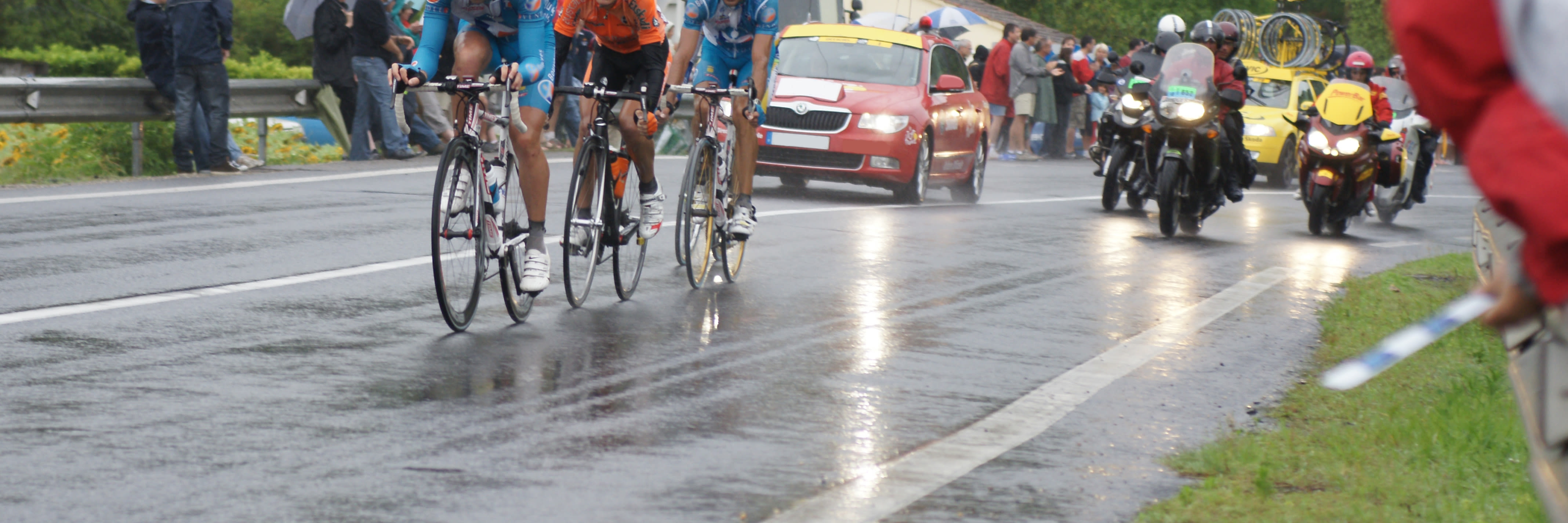 De regen maakt het gevaarlijk voor de kopgroep in een wielerwedstrijd. Foto: AdobeStock / Photo Passion