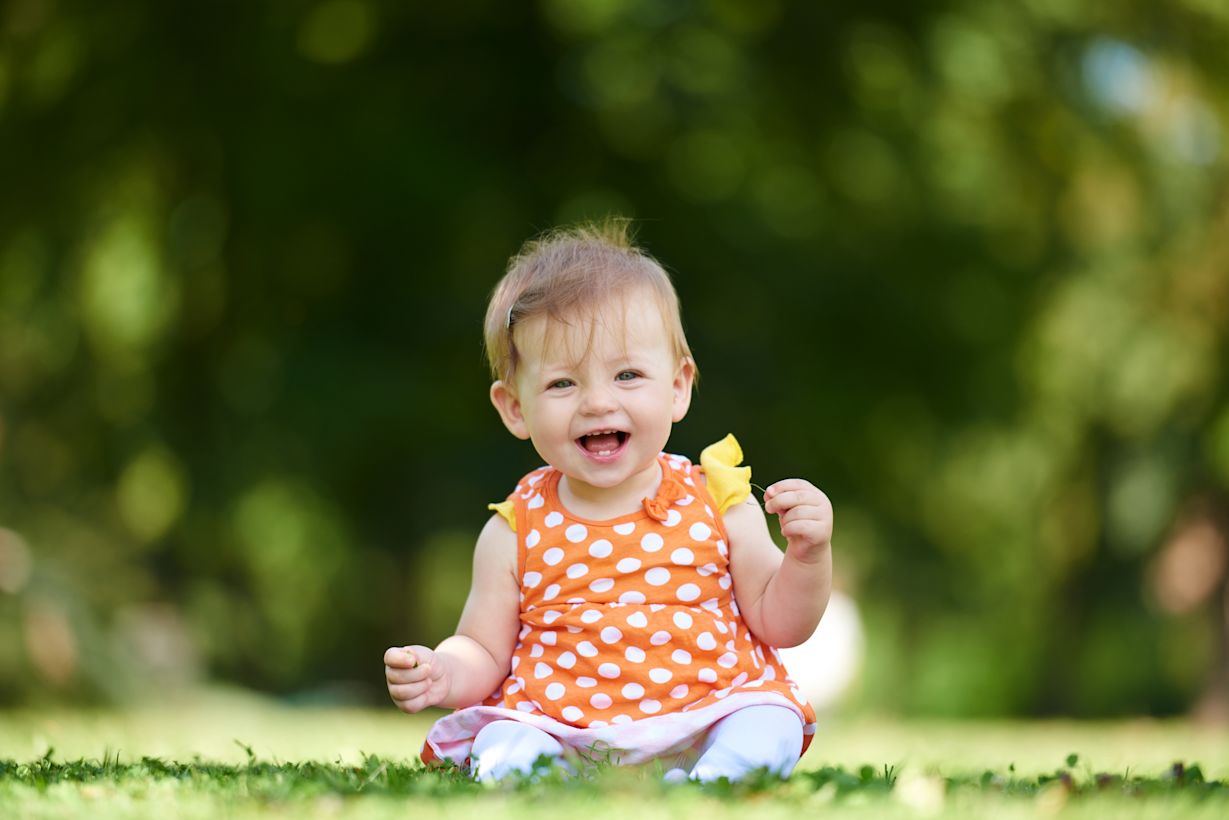 Met de juiste kleding komt je baby goed de warme dagen door. Foto: Adobe Stock / .shock