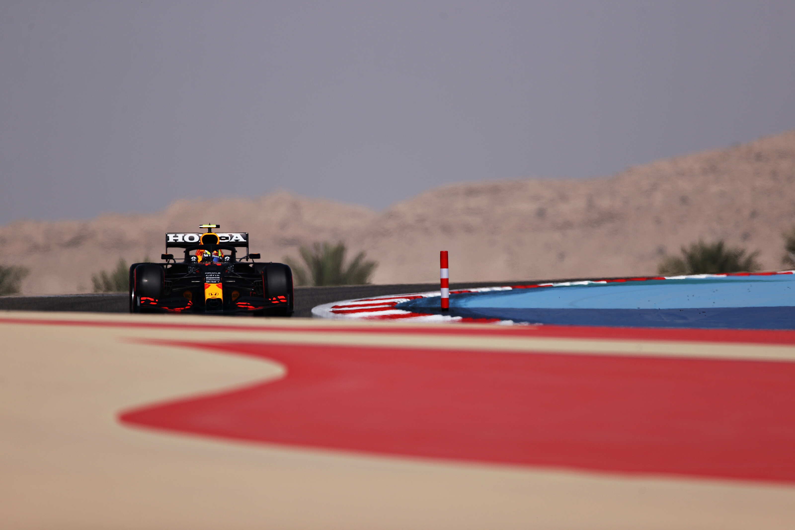 Stofwolken tijdens kurkdroge GP Bahrein
