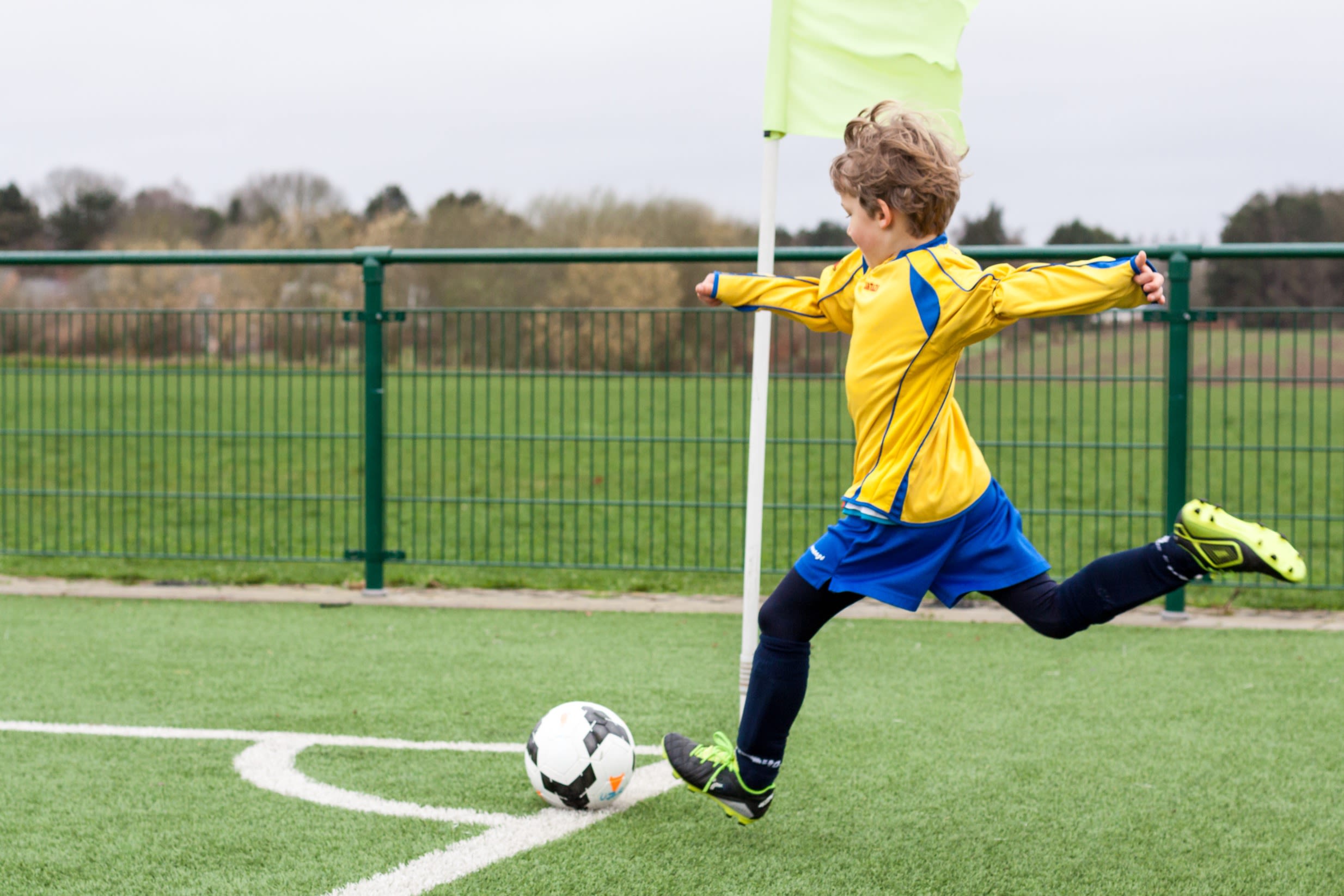 Een corner nemen met een stevige wind kan soms lastig zijn. Foto: Adobe Stock / eloi