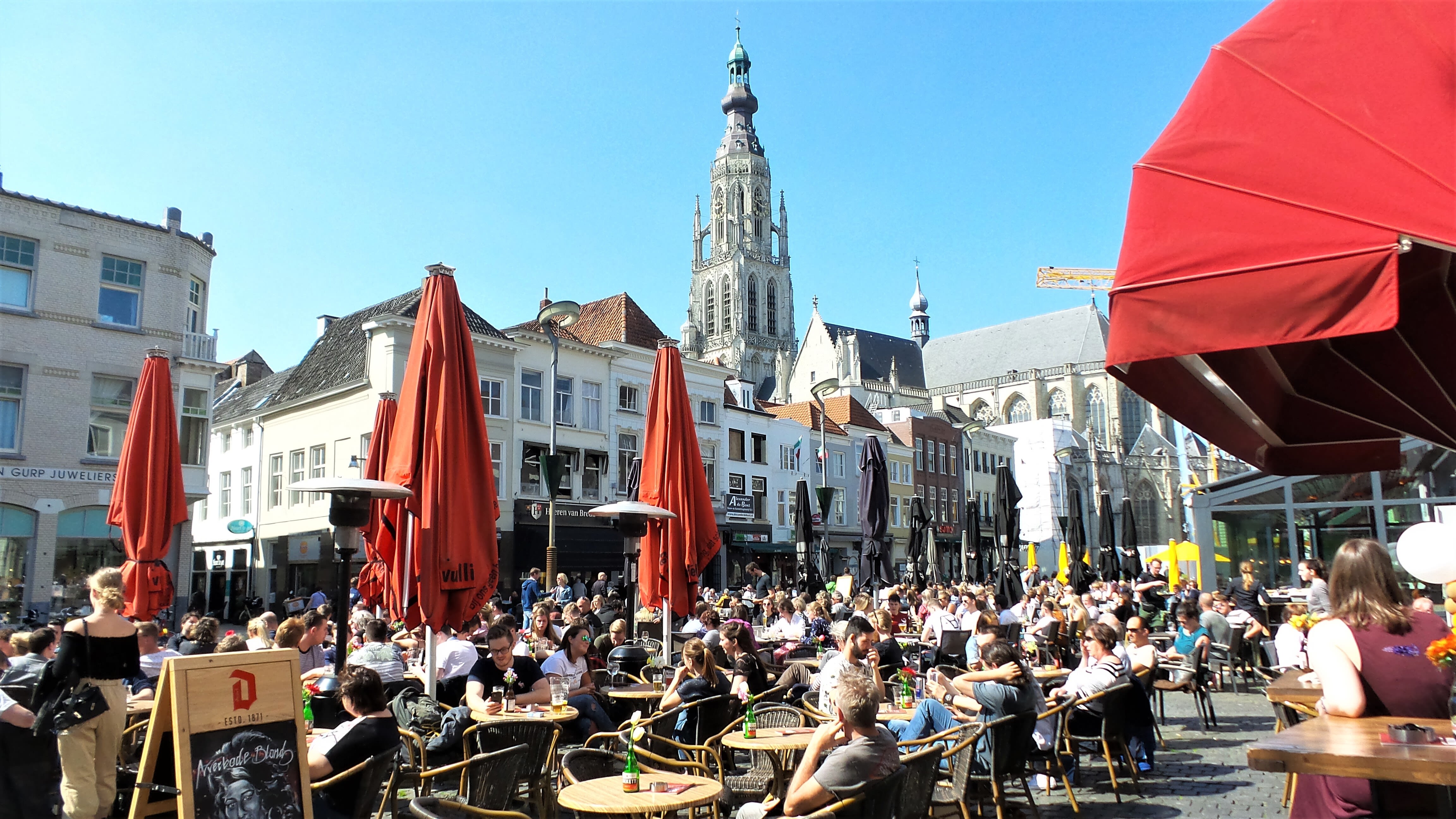 Fraai weer op het terras. Foto: Henk Voermans