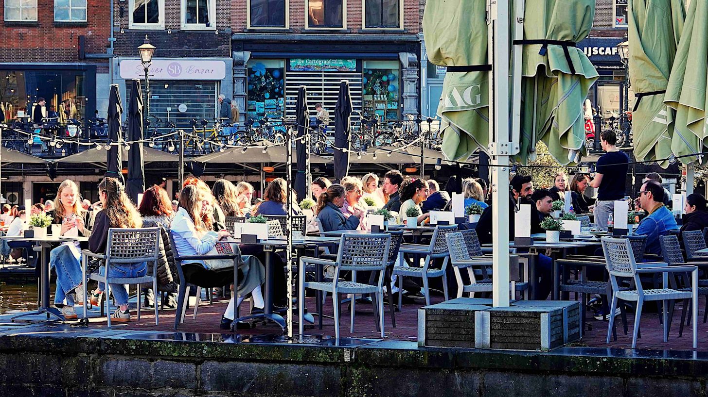 Aan het begin van de maand was het druk op de terrassen. Foto: Ton Wesselius