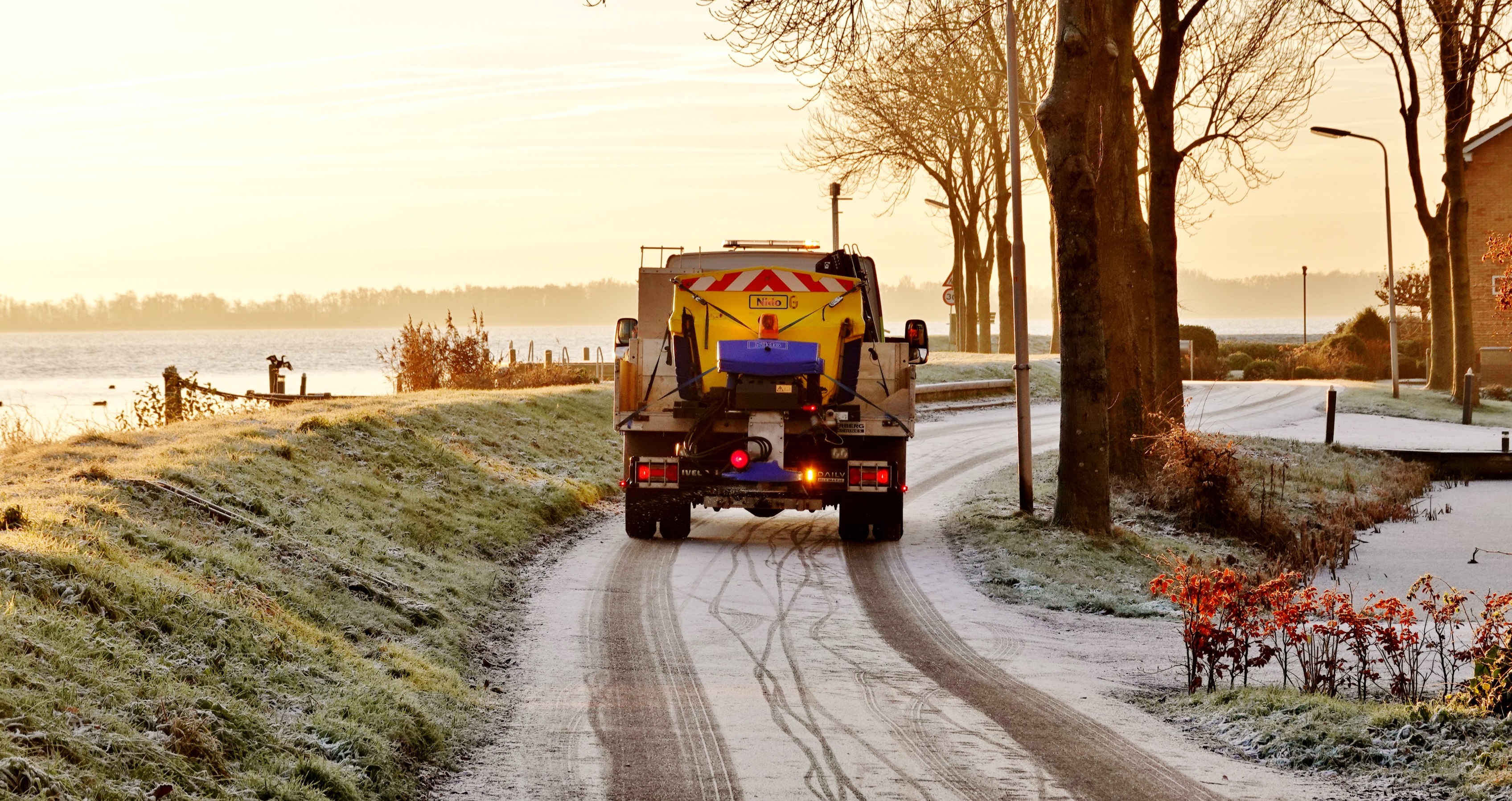 De strooiwagens moeten weer regelmatig de weg op. Foto: Ton Wesselius