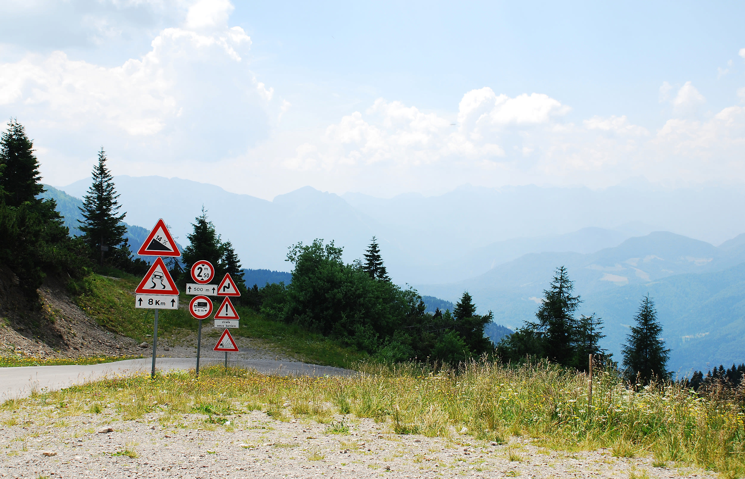 In de bergen kun je onbekende verkeerssituaties tegenkomen, soms zelfs meerdere tegelijk. Foto: Adobe Stock / dragoncello.
