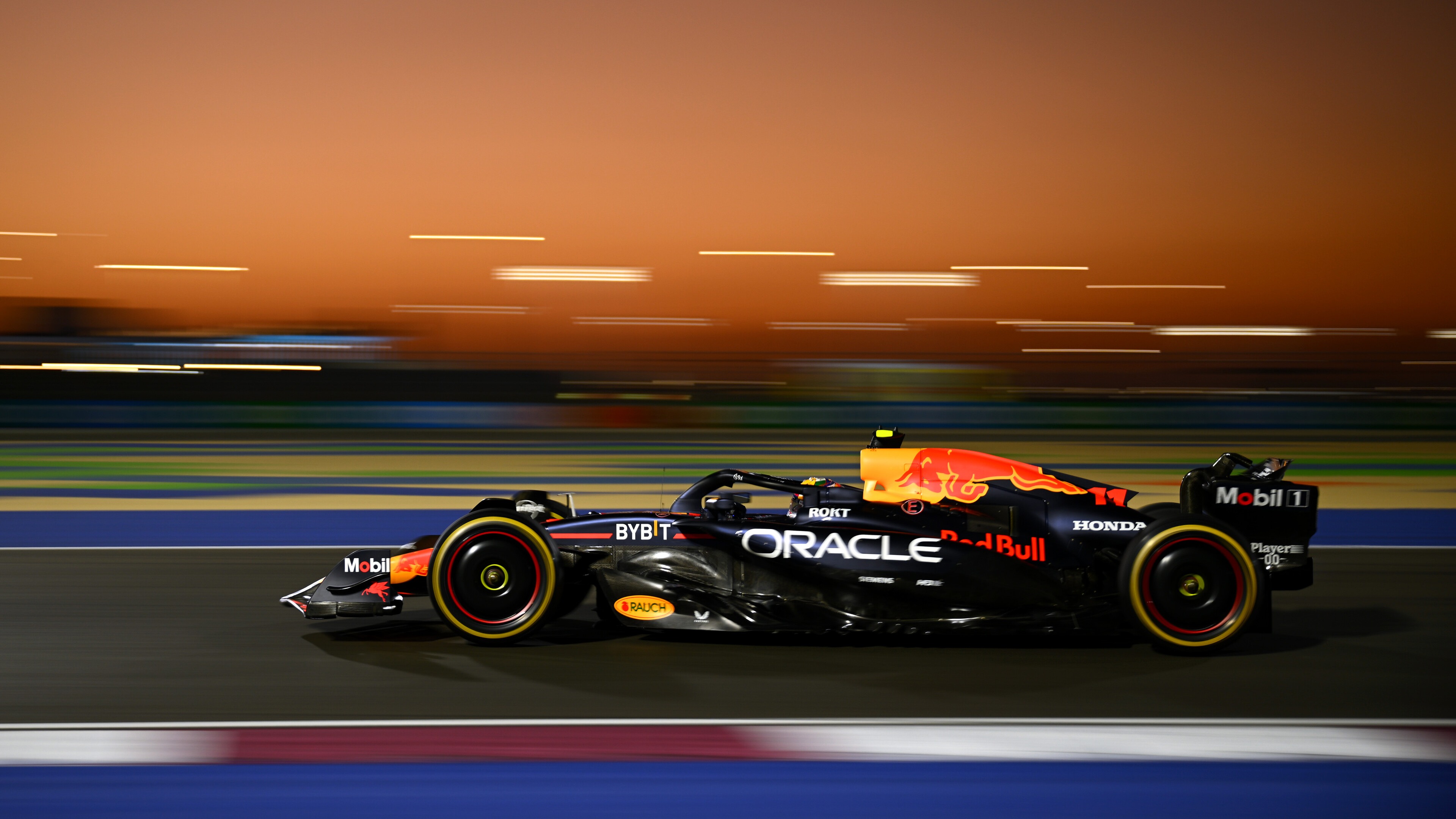 Vanwege de hitte worden de races op het Lusail International Circuit in de avond verreden. Foto: Red Bull Content Pool / Clive Mason / Getty Images.