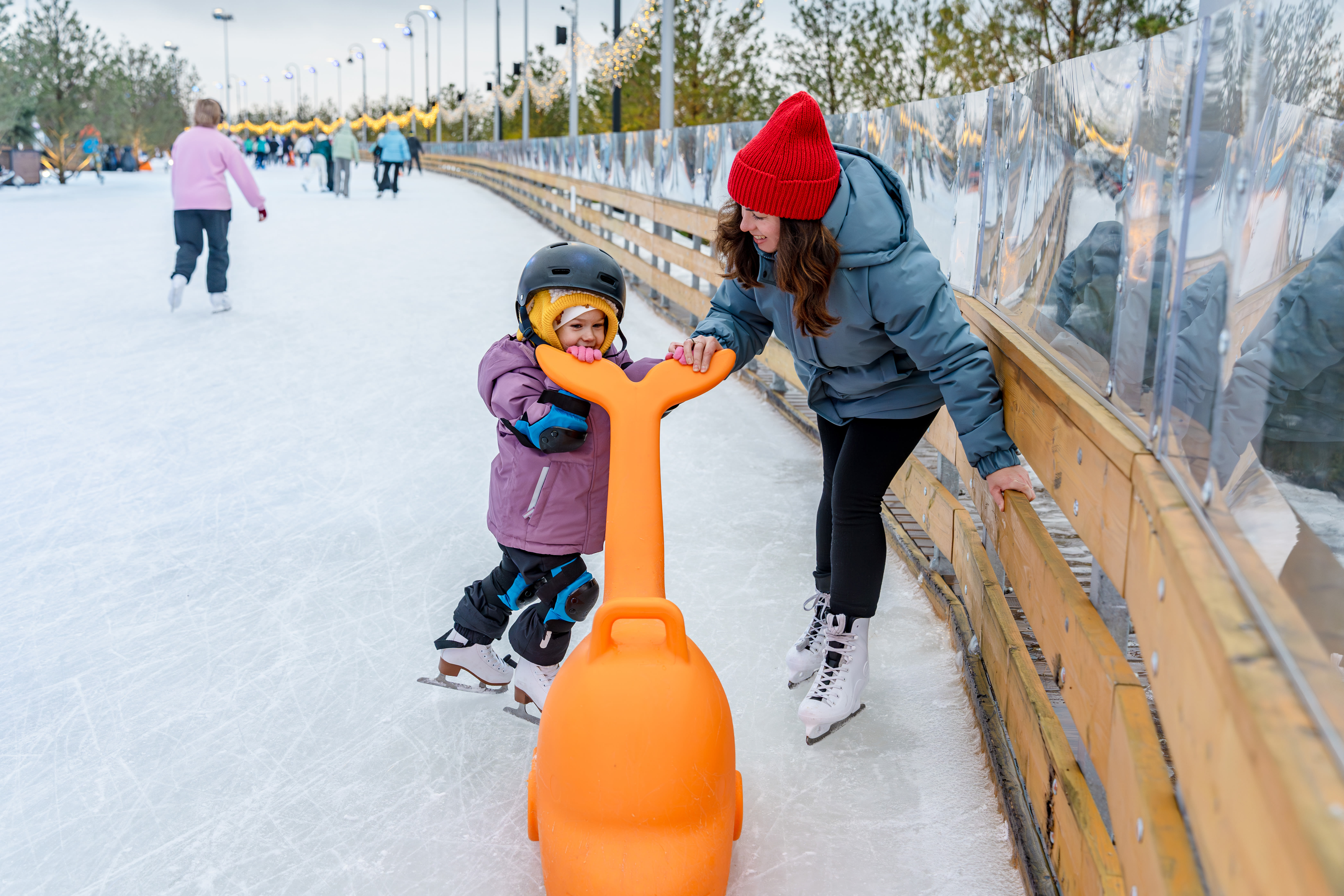 Op veel plekken kun je schaatsen op kunstijs. Foto: Adobe Stock / KseniaJoyg
