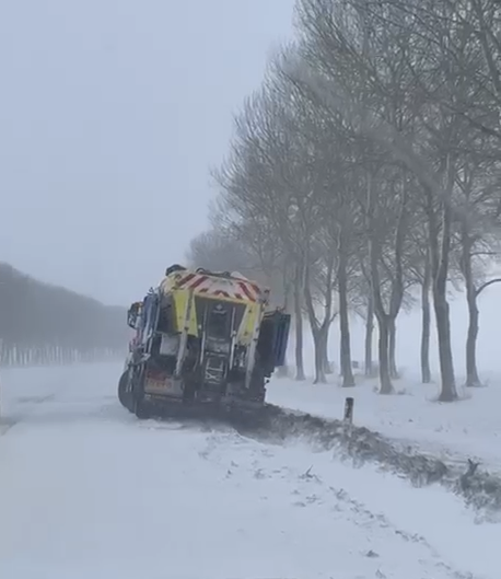 Op sommige plaatsen is het zelfs te glad voor strooiwagens. Foto: Rein Luehof.