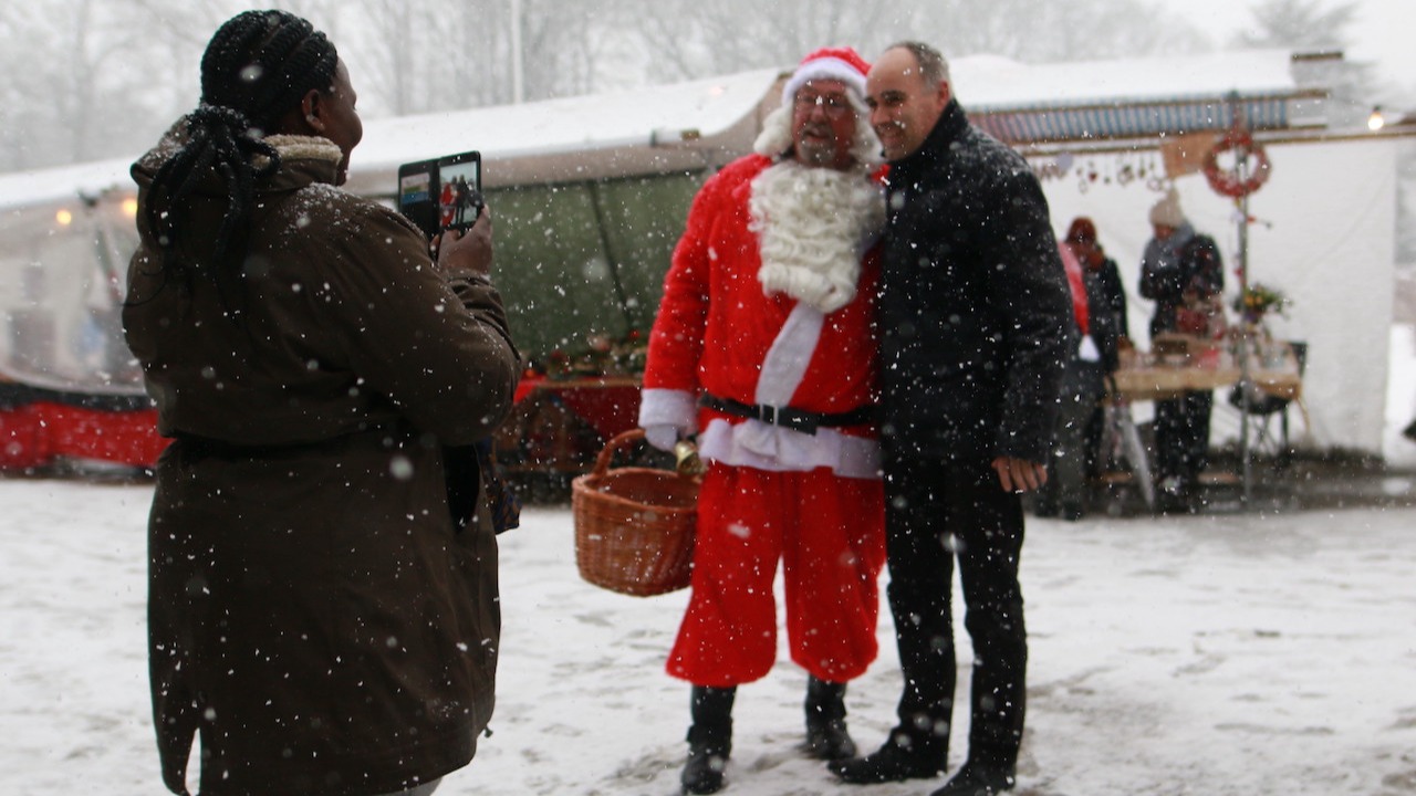 Een witte kerst is best uitzonderlijk en moet natuurlijk wel vastgelegd worden. Foto: Feikje