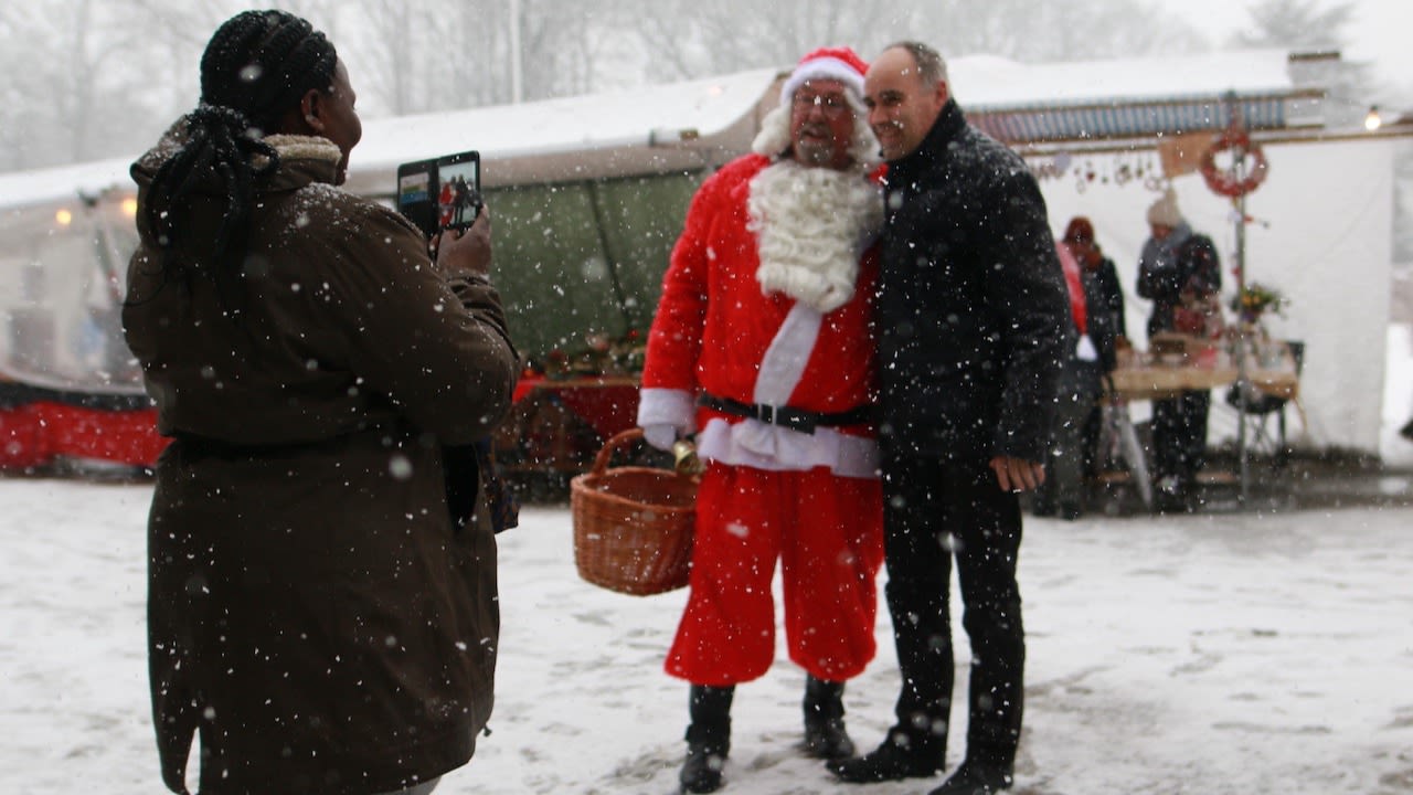 Een witte kerst is best uitzonderlijk en moet natuurlijk wel vastgelegd worden. Foto: Feikje