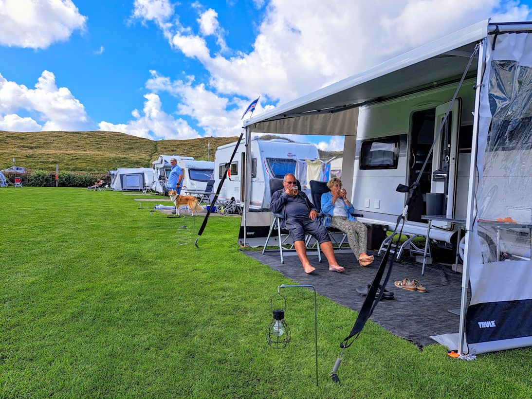 Buiten zitten op de camping kan volgende week weer. Foto: Nel van Es