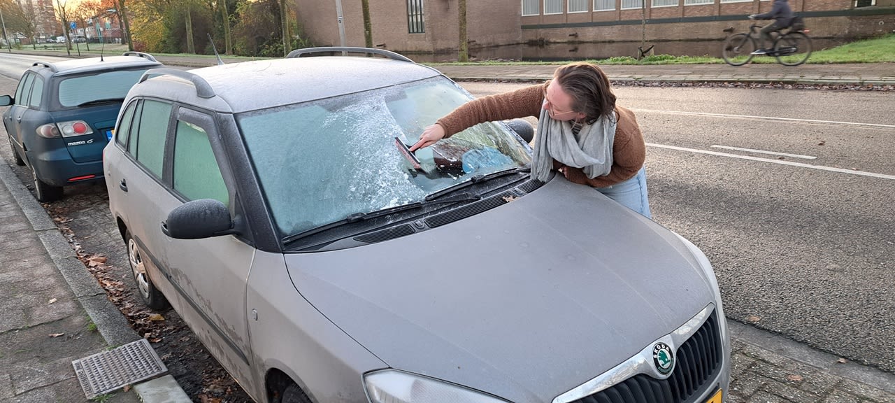 Moeten we dinsdagochtend de autoruiten krabben? Foto: Anne Kuipers