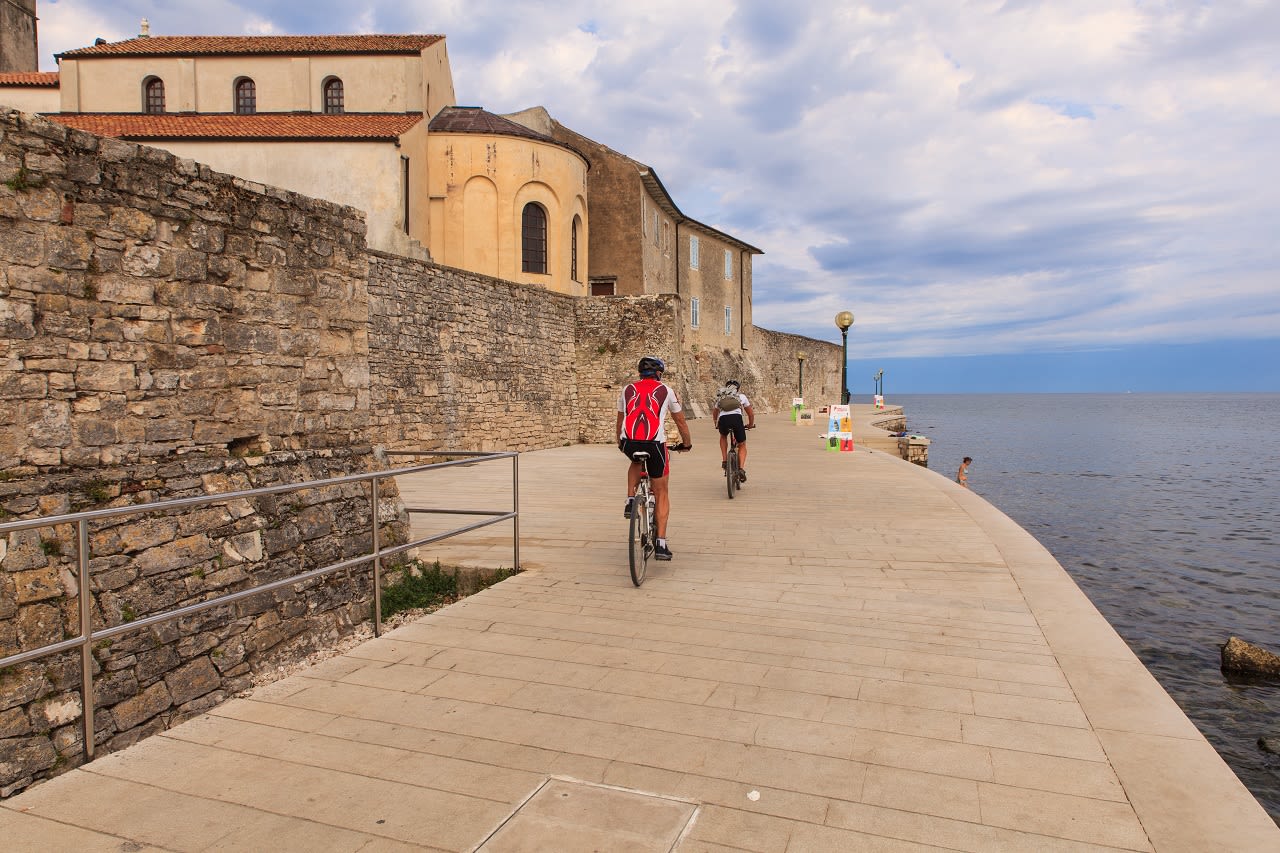 Fietsers in Porec, Kroatië. Foto: Adobestock / bepsphoto